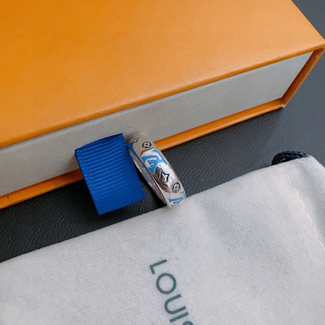 NO:382942,High-quality Louis Vuitton LV ring original single-stock counter new model retro trend fashion essentials can be worn by both men and women Couple style Rock Punk Tsing silver style Retro elements Trendy versatile official website The latest style necklace is higher in grade Star classic series retro silver ring Number 7 8 9 10 11 Details are used to treat versions Non-market glossy style This model has been released. The best selling model in LV is very easy to match with trendy clothes, jewelry boutique, louis vuitton, louis vuitton, necklace, ring19860909高品质路易威登LV戒指原单货专柜新款开模复古潮流时尚必备 男女均可佩戴 情侣款同款 摇滚朋克泰银风格 复古元素 潮流百搭 官网同款项链最新款档次更高明星经典款系列复古银戒指 码数7 8 9 10 11 细节对版做旧处理 非市面亮面版型 这款一直在出 LV里面热卖款 非常好搭配潮流衣服,饰品精品,louis vuitton,louis vuitton,necklace,ring,Jewelry