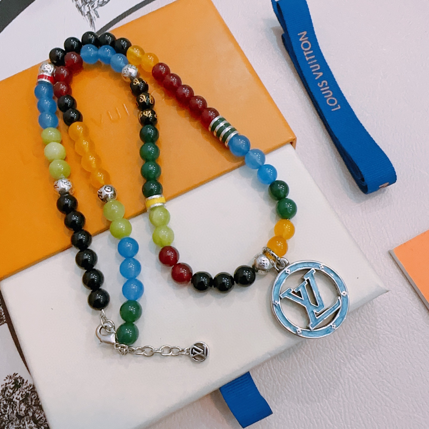 NO:382111,Louis Vuitton LV necklace original single-stock counter new model retro trend fashion essentials can be worn by both men and women Couple style Rock Punk Tsing silver style Retro elements Trendy versatile style Official website The latest style necklace latest style chain higher grade Celebrity classic necklace series retro silver agate necklace Chain length 60 cm can be changed length Details are used for the old version Non-market glossy style This model has been released. The best selling model in LV is very easy to match with trendy clothes, jewelry boutique, louis vuitton, louis vuitton, necklace19860909路易威登 LV项链原单货专柜新款开模复古潮流时尚必备 男女均可佩戴 情侣款同款 摇滚朋克泰银风格 复古元素 潮流百搭 官网同款项链最新款链条档次更高明星经典款项链系列复古银玛瑙项链 链长60厘米可改长度 细节对版做旧处理 非市面亮面版型 这款一直在出 LV里面热卖款 非常好搭配潮流衣服,饰品精品,louis vuitton,louis vuitton,necklace,Jewelry