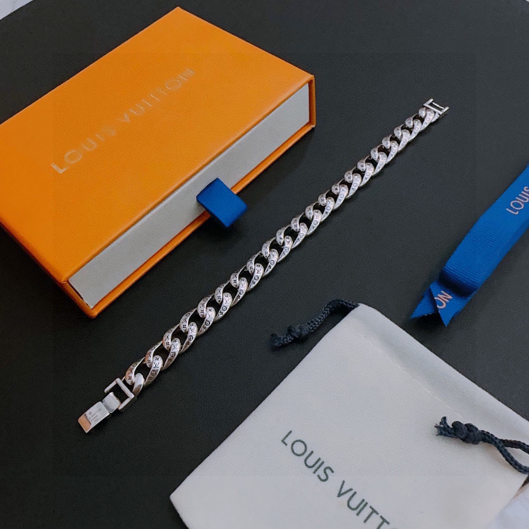 NO:382098,High-quality Louis Vuitton LV bracelet original single-stock counter new model retro trend fashion essentials can be worn by both men and women Couple style Rock Punk Tsing silver style Retro elements Trendy versatile official website The latest necklace chain is higher in the chain grade Star classic bracelet Cuban chain series retro silver bracelet Chain length 22cm20cm18cm can be changed length Details are used for the version to be used for the old version Non-market glossy version This model has been released. The best selling model in LV is very easy to match with trendy clothes, jewelry boutique, louis vuitton, louis vuitton, necklace, bracelet19860909高品质路易威登LV手链原单货专柜新款开模复古潮流时尚必备 男女均可佩戴 情侣款同款 摇滚朋克泰银风格 复古元素 潮流百搭 官网同款项链最新款链条档次更高明星经典款手链古巴链系列复古银手链 链长码数22cm20cm18cm可改长度 细节对版做旧处理 非市面亮面版型 这款一直在出 LV里面热卖款 非常好搭配潮流衣服,饰品精品,louis vuitton,louis vuitton,necklace,bracelet,Jewelry