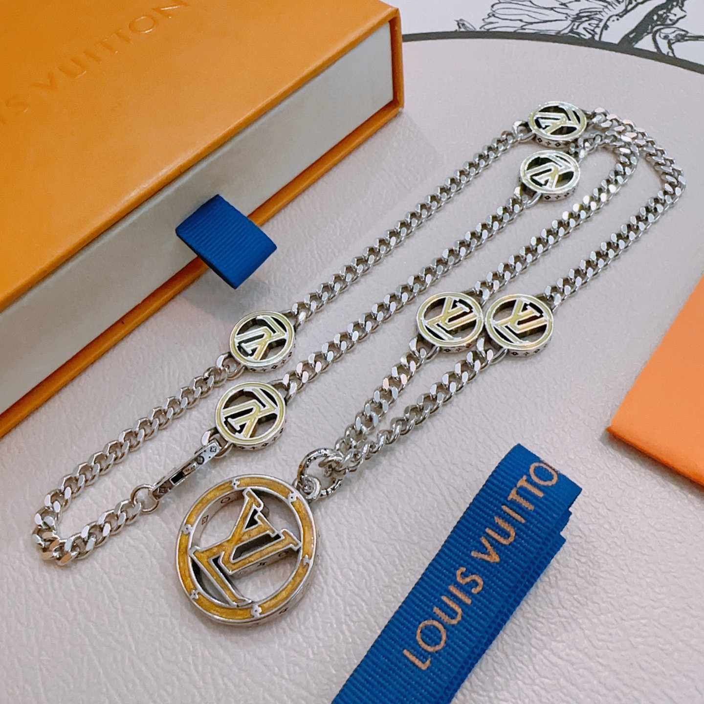 NO:382123,LV Louis Vuitton necklace original single-stock counter new model retro trend fashion essentials can be worn by both men and women, couple style same style, rock punk silver style, retro elements, trendy and versatile, official website same style necklace latest style chain higher grade, star classic necklace series retro silver necklace, chain length 60 cm can be changed length, details are used to treat the version, non-market glossy style, this model has been released, the best selling model in LV, very easy to match with trendy clothes, jewelry boutique, louis vuitton, louis vuitton, necklace19860909LV路易威登项链原单货专柜新款开模复古潮流时尚必备 男女均可佩戴 情侣款同款 摇滚朋克泰银风格 复古元素 潮流百搭 官网同款项链最新款链条档次更高明星经典款项链系列复古银项链 链长60厘米可改长度 细节对版做旧处理 非市面亮面版型 这款一直在出 LV里面热卖款 非常好搭配潮流衣服,饰品精品,louis vuitton,louis vuitton,necklace,Jewelry