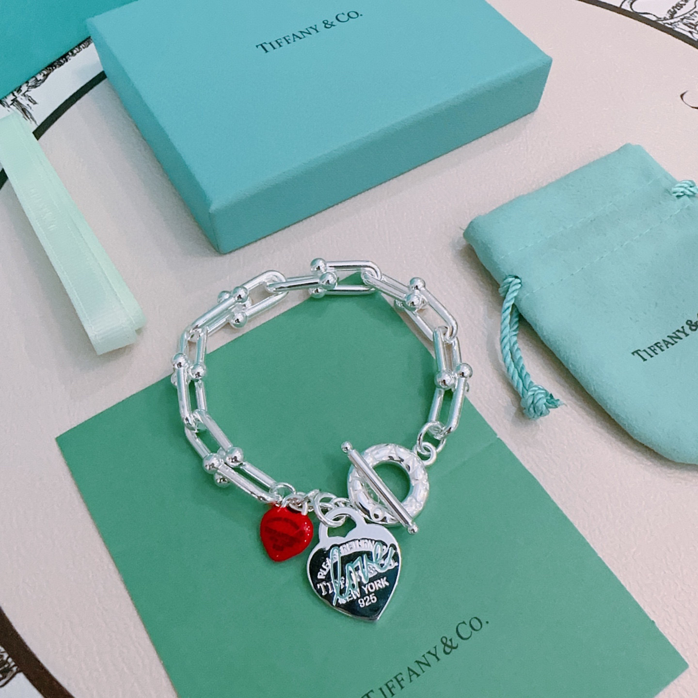 NO:382959,Tiffany TIFFNY&CO. The counter Seiko silver version bracelet has the same style as the stars, retro and old style, original reproduction, purely handmade, authentic model opening trendy and fashion essentials, both men and women can wear it, the same style as the couple, the same style as the rock punk silver style, the trendy and versatile, the same style on the official website, the fine jewelry, tiffany, bracelet19860909蒂芙尼 TIFFNY&CO. 专柜精工银版本手链明星同款 复古做旧风 原版复刻 纯手工打造 ～正品开模潮流时尚必备 男女均可佩戴 情侣款同款 摇滚朋克银风格 潮流百搭 官网同款,饰品精品,tiffany,bracelet,Jewelry