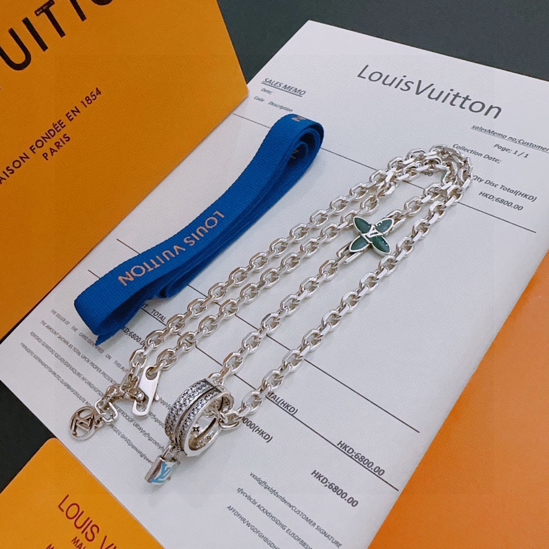 NO:557725,LV Louis Vuitton necklace original single goods counter new open mold retro trendy fashion must-have. Can be worn by both men and women. The same style for couples. Rock punk Thai silver style. Retro elements. Trendy and versatile. The same necklace from the official website. The latest chain has a higher grade. Star classic necklace series retro silver necklace. The chain length is 60 cm and the length can be changed. The details are distressed. Non-market glossy version. This model has been on the market. This is a hot-selling model in LV. It goes well with trendy clothes, jewelry boutiques, louis vuitton, louis  vuitton,necklace19860909LV路易威登项链原单货专柜新款开模复古潮流时尚必备 男女均可佩戴 情侣款同款 摇滚朋克泰银风格 复古元素 潮流百搭 官网同款项链最新款链条档次更高明星经典款项链系列复古银项链 链长60厘米可改长度 细节对版做旧处理 非市面亮面版型 这款一直在出 LV里面热卖款 非常好搭配潮流衣服,饰品精品,louis vuitton,louis vuitton,necklace,Jewelry