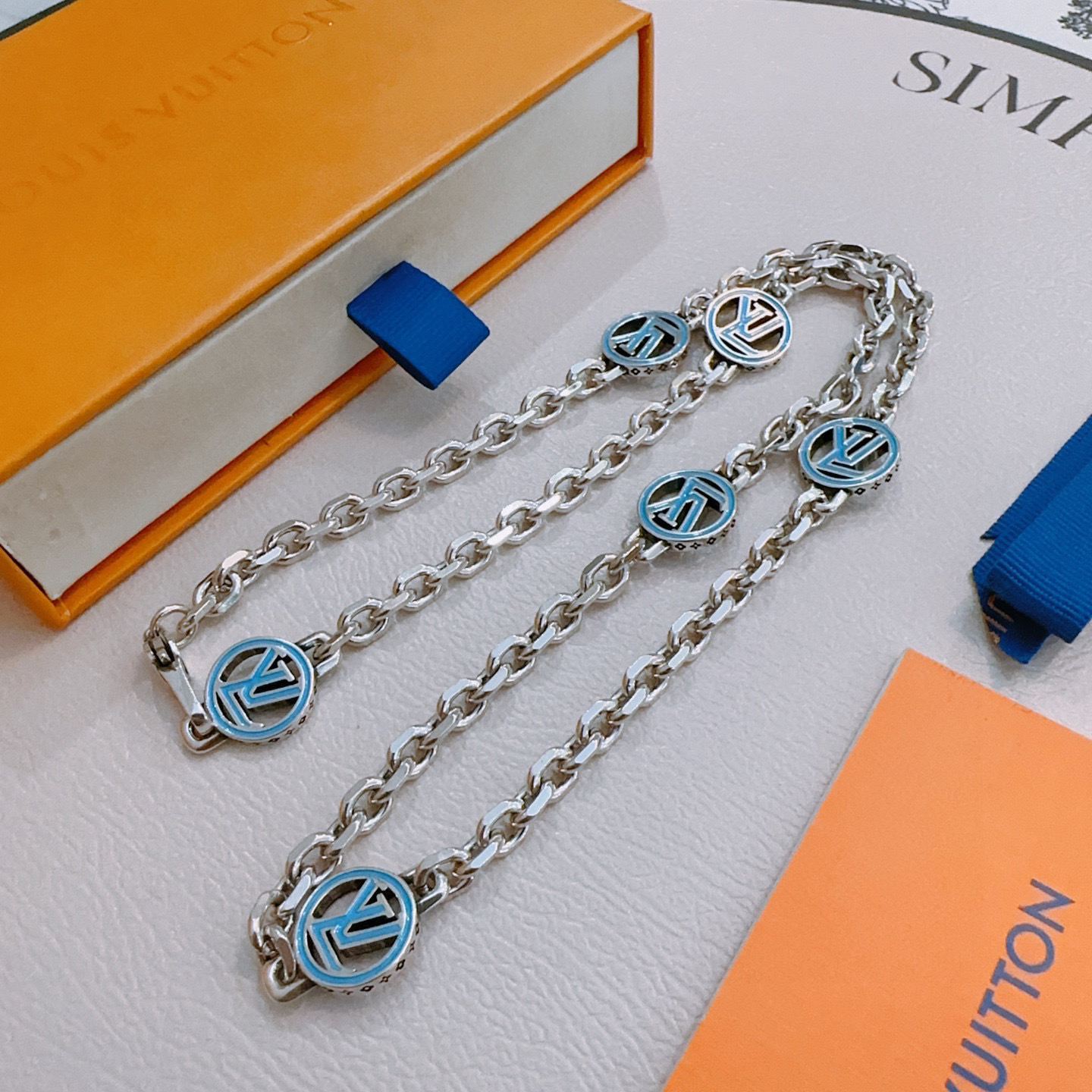 NO:556060,Louis Vuitton LV necklace original single goods counter new open mold retro trendy fashion must-have. Can be worn by both men and women. The same style for couples. Rock punk Thai silver style. Retro elements. Trendy and versatile. The same necklace from the official website. The latest chain has a higher grade. Star classic necklace series retro silver necklace. The chain length is 60 cm. The length can be changed. The details are distressed. Non-market glossy version. This model has been out of the market. This is a hot-selling model in LV. It goes well with trendy clothes, fine jewelry, louis vuitton, louis  vuitton,necklace19860909路易威登LV项链原单货专柜新款开模复古潮流时尚必备 男女均可佩戴 情侣款同款 摇滚朋克泰银风格 复古元素 潮流百搭 官网同款项链最新款链条档次更高明星经典款项链系列复古银项链 链长60厘米可改长度 细节对版做旧处理 非市面亮面版型 这款一直在出 LV里面热卖款 非常好搭配潮流衣服,饰品精品,louis vuitton,louis vuitton,necklace,Jewelry