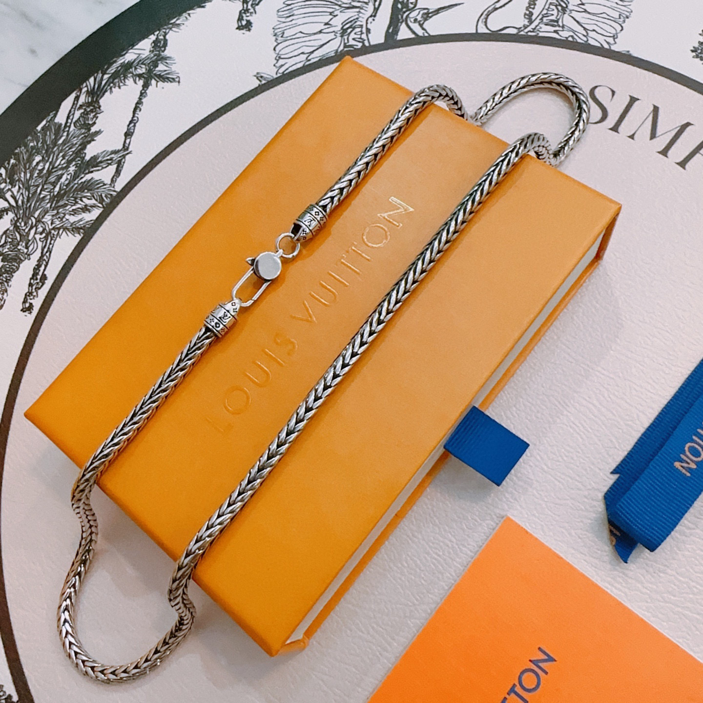 NO:386930,Louis Vuitton LV necklace original single-stock counter new model retro trend fashion essentials can be worn by both men and women, couple style same style, rock punk silver style, retro elements, trendy and versatile, official website same style necklace latest style chain higher grade, star classic necklace series retro silver necklace, chain length 60 cm can be changed length, details are used to treat the version, non-market glossy style, this model has been released, the best selling model in LV, very easy to match with trendy clothes, jewelry boutique, louis vuitton, louis vuitton, necklace19860909路易威登LV项链原单货专柜新款开模复古潮流时尚必备 男女均可佩戴 情侣款同款 摇滚朋克泰银风格 复古元素 潮流百搭 官网同款项链最新款链条档次更高明星经典款项链系列复古银项链 链长60厘米可改长度 细节对版做旧处理 非市面亮面版型 这款一直在出 LV里面热卖款 非常好搭配潮流衣服,饰品精品,louis vuitton,louis vuitton,necklace,Jewelry