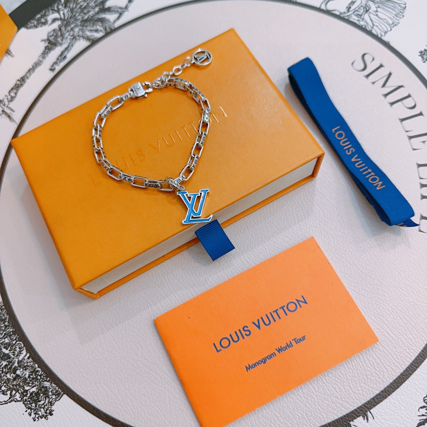 NO:386937,High-quality Louis Vuitton LV bracelet original single-stock counter new model retro trend fashion essentials can be worn by both men and women Couple style Rock Punk Tsing silver style Retro elements Trendy versatile official website The latest necklace chain is higher in the chain grade Star classic bracelet Cuban chain series retro silver bracelet Chain length 22cm20cm18cm can be changed length Details are used for the version to be used for the old version Non-market glossy version This model has been released. The best selling model in LV is very easy to match with trendy clothes, jewelry boutique, louis vuitton, louis vuitton, necklace, bracelet19860909高品质路易威登LV手链原单货专柜新款开模复古潮流时尚必备 男女均可佩戴 情侣款同款 摇滚朋克泰银风格 复古元素 潮流百搭 官网同款项链最新款链条档次更高明星经典款手链古巴链系列复古银手链 链长码数22cm20cm18cm可改长度 细节对版做旧处理 非市面亮面版型 这款一直在出 LV里面热卖款 非常好搭配潮流衣服,饰品精品,louis vuitton,louis vuitton,necklace,bracelet,Jewelry