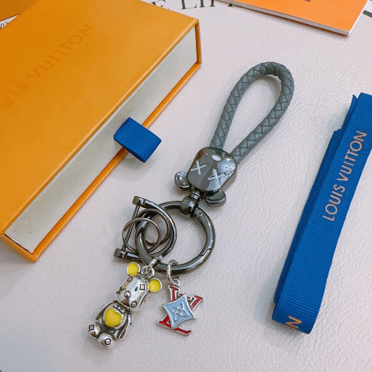 NO:386975,New products released LV keychain lv bag buckle, the latest bag hanging ornament is higher grade, the same Anger Forest series classic co-branded design concept keychain series, details are used to treat the version, non-market bright style, this model has been selling hot products in lv, very easy to match with trendy backpacks, jewelry boutique, louis vuitton, backpacks, keychain19860909新品发布LV钥匙扣 lv包包扣 最新款包包挂饰档次更高明星同款Anger Forest系列经典款联名设计理念钥匙扣系列 细节对版做旧处理 非市面亮面版型 这款一直在出 lv里面热卖款 非常好搭配潮流背包,饰品精品,louis vuitton,backpacks,keychain,Jewelry