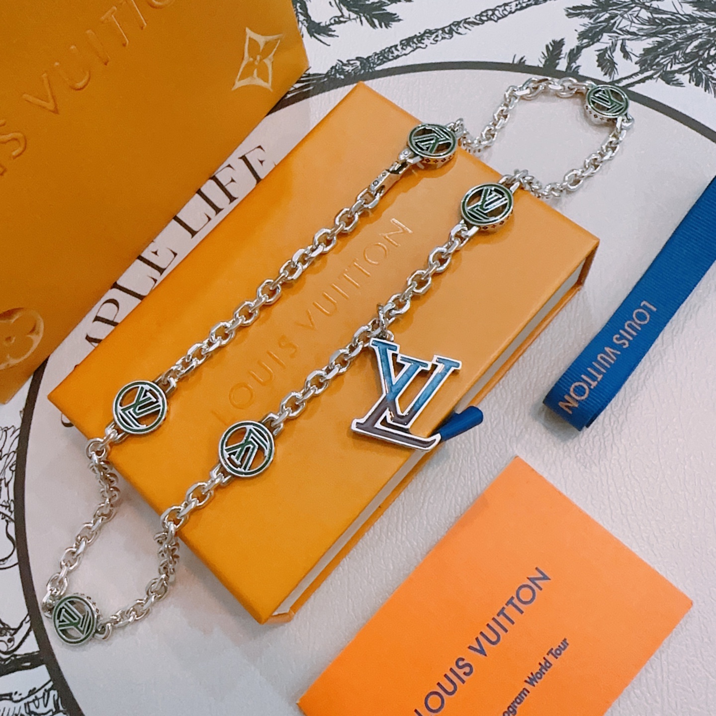 NO:386991,Louis Vuitton LV necklace original single-stock counter new model retro trend fashion essentials can be worn by both men and women, couple style same style, rock punk silver style, retro elements, trendy and versatile, official website same style necklace latest style chain higher grade, star classic necklace series retro silver necklace, chain length 60 cm can be changed length, details are used to treat the version, non-market glossy style, this model has been released, the best selling model in LV, very easy to match with trendy clothes, jewelry boutique, louis vuitton, louis vuitton, necklace19860909路易威登LV项链原单货专柜新款开模复古潮流时尚必备 男女均可佩戴 情侣款同款 摇滚朋克泰银风格 复古元素 潮流百搭 官网同款项链最新款链条档次更高明星经典款项链系列复古银项链 链长60厘米可改长度 细节对版做旧处理 非市面亮面版型 这款一直在出 LV里面热卖款 非常好搭配潮流衣服,饰品精品,louis vuitton,louis vuitton,necklace,Jewelry