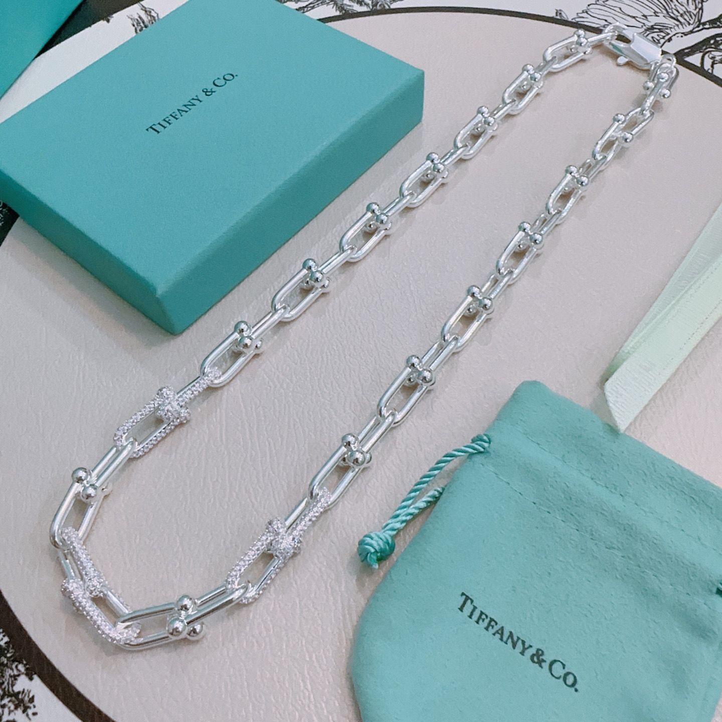 NO:387064,New pink diamond Tiffany necklace TIFFNY&CO. The counter Seiko silver version has the same style as the stars, retro and old style, original reproduction, purely handmade, authentic model opening trendy and fashion essentials, both men and women can wear it, the same style as the couple, the same style as the rock punk silver style, the trendy and versatile, the same style as the official website, the fine jewelry, tiffany, necklace19860909新款粉钻蒂芙尼项链TIFFNY&CO. 专柜精工银版本明星同款 复古做旧风 原版复刻 纯手工打造 ～正品开模潮流时尚必备 男女均可佩戴 情侣款同款 摇滚朋克银风格 潮流百搭 官网同款,饰品精品,tiffany,necklace,Jewelry