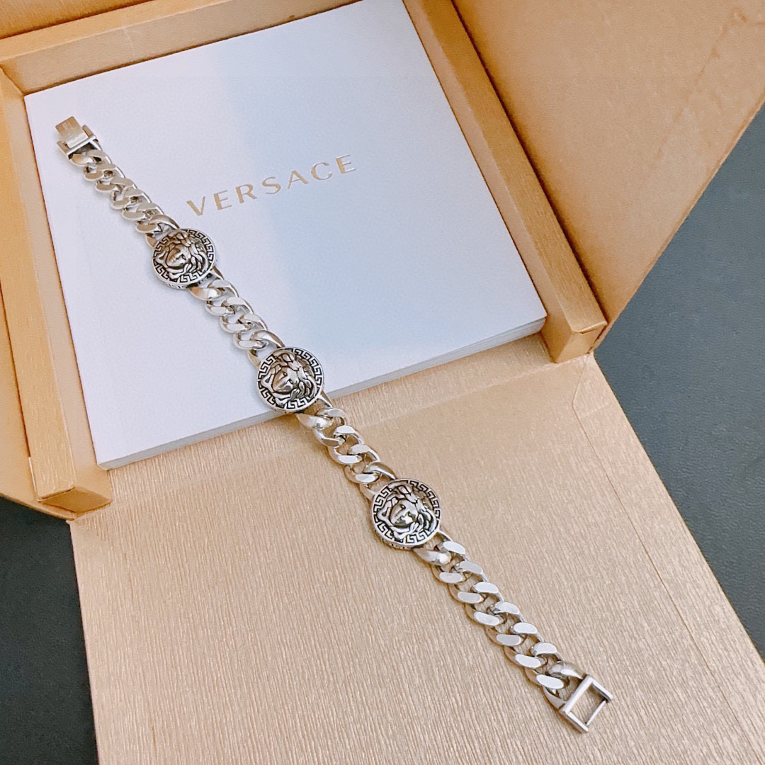 NO:556088,High-quality Versace bracelet Medusa avatar original single goods counter new open mold retro trendy fashion must-have. Can be worn by both men and women. Same style for couples. Rock punk Thai silver style. Retro elements. Trendy and versatile. The same bracelet on the official website. The latest chain is higher grade. Celebrity classic necklace series retro silver bracelet. The length of the chain is 18cm, 20cm and 22cm. The length can be changed. The details are distressed. Non-market glossy version. This one has been out. The best-selling model in Versace.  Very easy to match with trendy clothes, fine jewelry, versace, necklace, bracelet19860909高品质范思哲手链美杜莎头像原单货专柜新款开模复古潮流时尚必备 男女均可佩戴 情侣款同款 摇滚朋克泰银风格 复古元素 潮流百搭 官网同款手链最新款链条档次更高明星经典款项链系列复古银手链 链长18cm20cm22cm可改长度 细节对版做旧处理 非市面亮面版型 这款一直在出 范思哲里面热卖款 非常好搭配潮流衣服,饰品精品,versace,necklace,bracelet,Jewelry