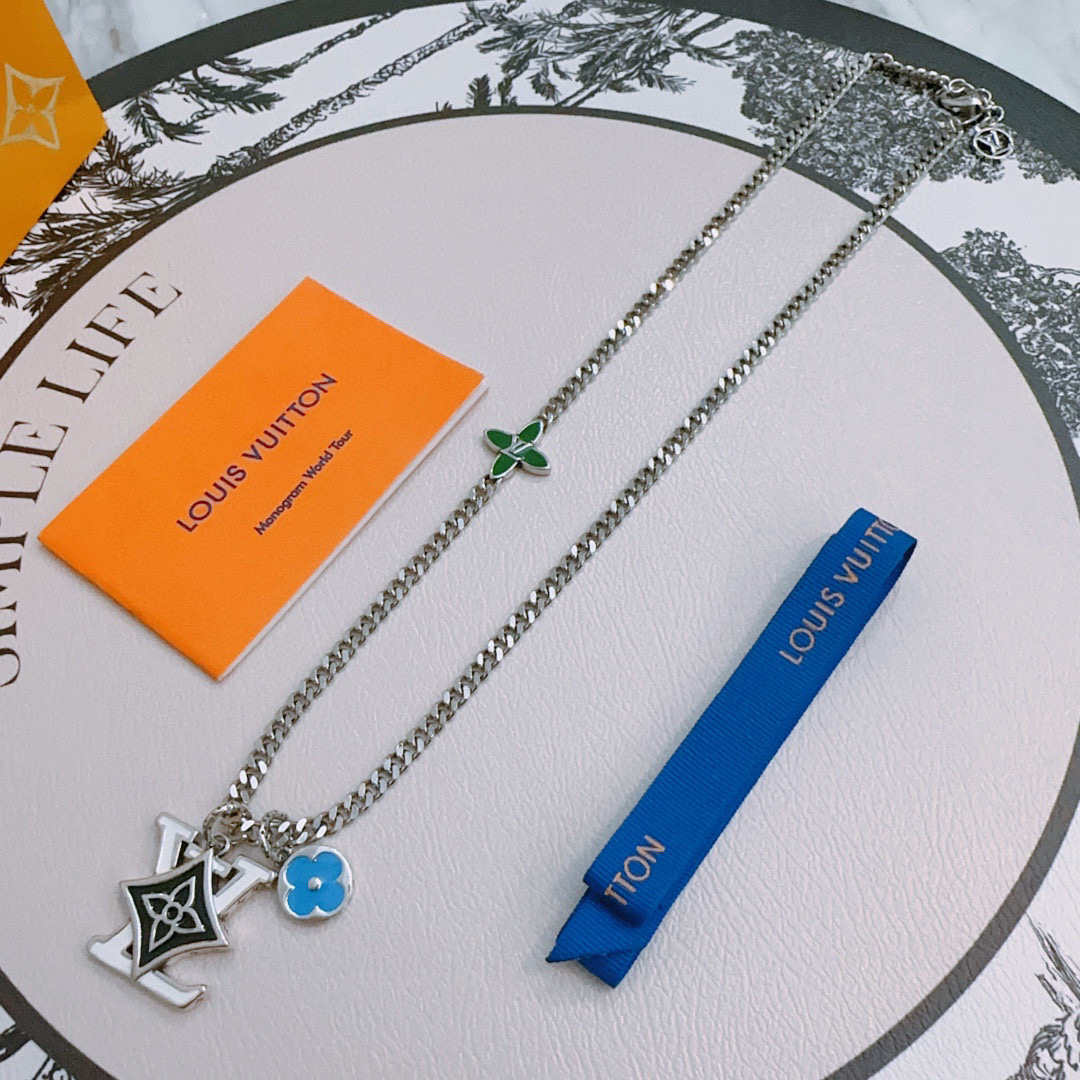 NO:516109,LV Louis Vuitton necklace original single-stock counter new model retro trend fashion essentials can be worn by both men and women, couple style same style, rock punk silver style, retro elements, trendy and versatile, official website same style necklace latest style chain higher grade, star classic necklace series retro silver necklace, chain length 60 cm can be changed length, details are used to treat the version, non-market bright style, this model has been released, the best selling model in LV, very easy to match with trendy clothes, jewelry boutique, louis vuitton, louis vuitton, necklace19860909LV路易威登项链原单货专柜新款开模复古潮流时尚必备 男女均可佩戴 情侣款同款 摇滚朋克泰银风格 复古元素 潮流百搭 官网同款项链最新款链条档次更高明星经典款项链系列复古银项链 链长60厘米可改长度 细节对版做旧处理 非市面亮面版型 这款一直在出 LV里面热卖款 非常好搭配潮流衣服,饰品精品,louis vuitton,louis vuitton,necklace,Jewelry