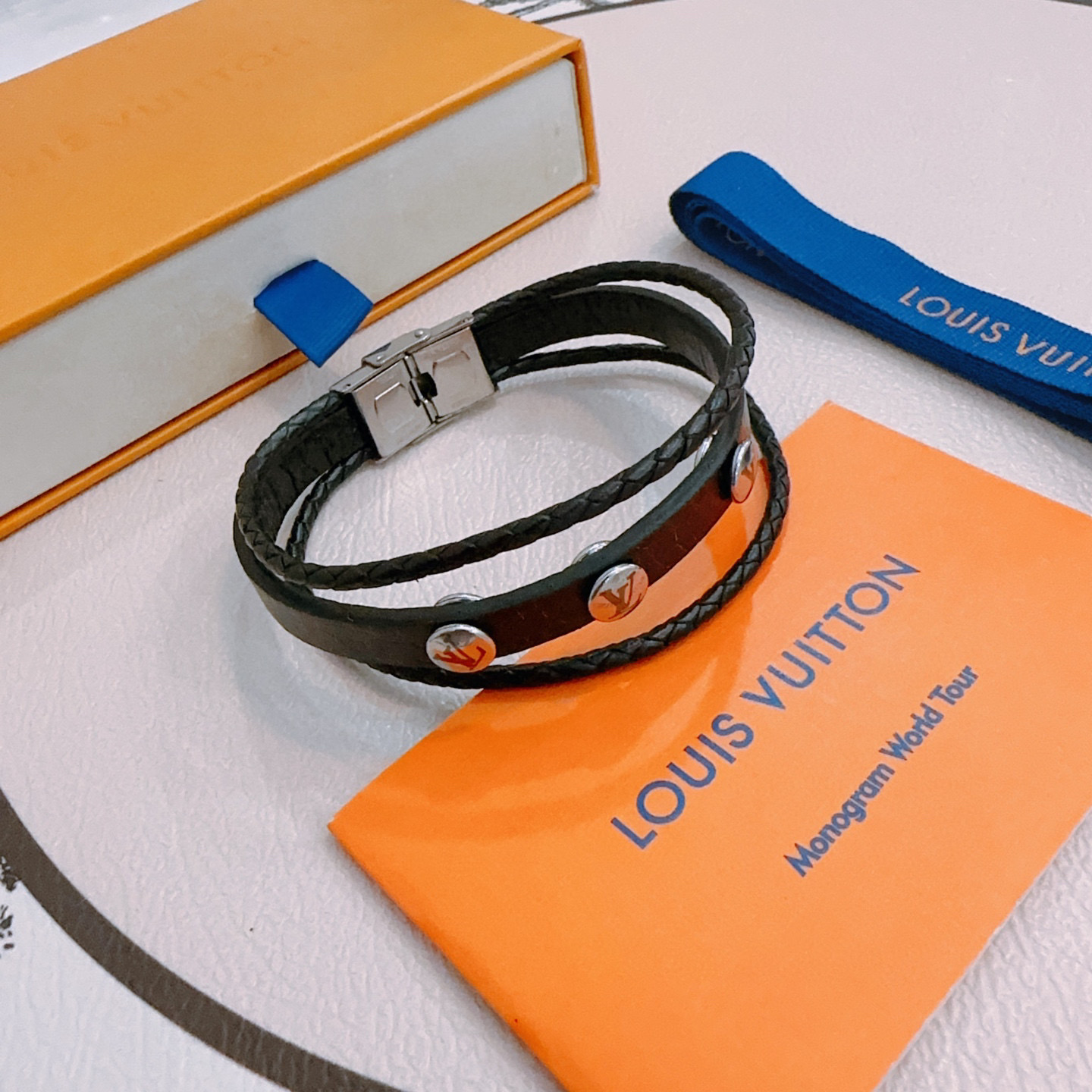 NO:516138,High-quality LV Louis Vuitton cowhide bracelet bracelet original single-stock counter new model open retro trend fashion essentials can be worn by both men and women Couple style Rock Punk Tsing silver style Retro elements blue low-key luxury trendy versatile official website The latest bracelet style chain higher grade Celebrity classic bracelet series retro details Aging treatment Non-market glossy version Length 22cm adjustable and changeable This model has been released. Hot models in LV are very easy to match with trendy clothes, jewelry boutique, louis vuitton, louis vuitton, bracelet, bracelet, cowhide19860909高品质LV路易威登牛皮手绳手链原单货专柜新款开模复古潮流时尚必备 男女均可佩戴 情侣款同款 摇滚朋克泰银风格 复古元素蓝色低调奢华 潮流百搭 官网同款手镯最新款链条档次更高明星经典款手绳系列复古 细节对版做旧处理 非市面亮面版型  长度22cm可调节可更改 这款一直在出 LV里面热卖款 非常好搭配潮流衣服,饰品精品,louis vuitton,louis vuitton,bracelet,bracelet,cowhide,Jewelry