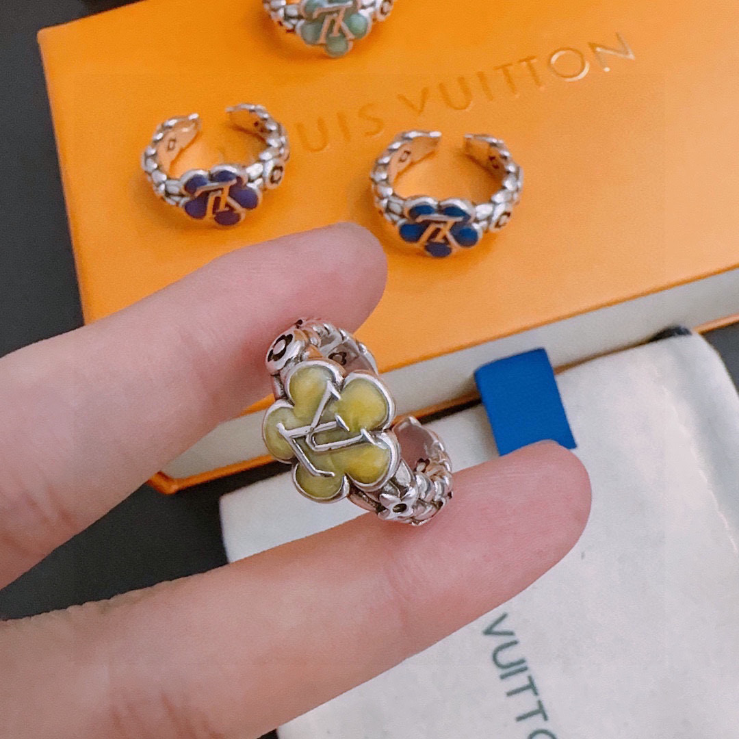 NO:516181,High-quality Louis Vuitton LV ring (real shot) original single-purpose counter new model retro trend fashion essentials, both men and women can wear it, couple style same style, rock punk silver style, retro elements, trendy and versatile, the same necklace on the official website, the latest style, the higher grade, the classic series of retro silver rings, the number of sizes can be adjusted, the details are used to treat the old version, the non-market glossy version, this model has been released, the best selling model in LV, very easy to match with trendy clothes, jewelry quality, louis vuitton, louis vuitton, necklace, ring19860909高品质路易威登LV戒指（实拍）原单货专柜新款开模复古潮流时尚必备 男女均可佩戴 情侣款同款 摇滚朋克泰银风格 复古元素 潮流百搭 官网同款项链最新款档次更高明星经典款系列复古银戒指 码数可调节 细节对版做旧处理 非市面亮面版型 这款一直在出 LV里面热卖款 非常好搭配潮流衣服,饰品精品,louis vuitton,louis vuitton,necklace,ring,Jewelry