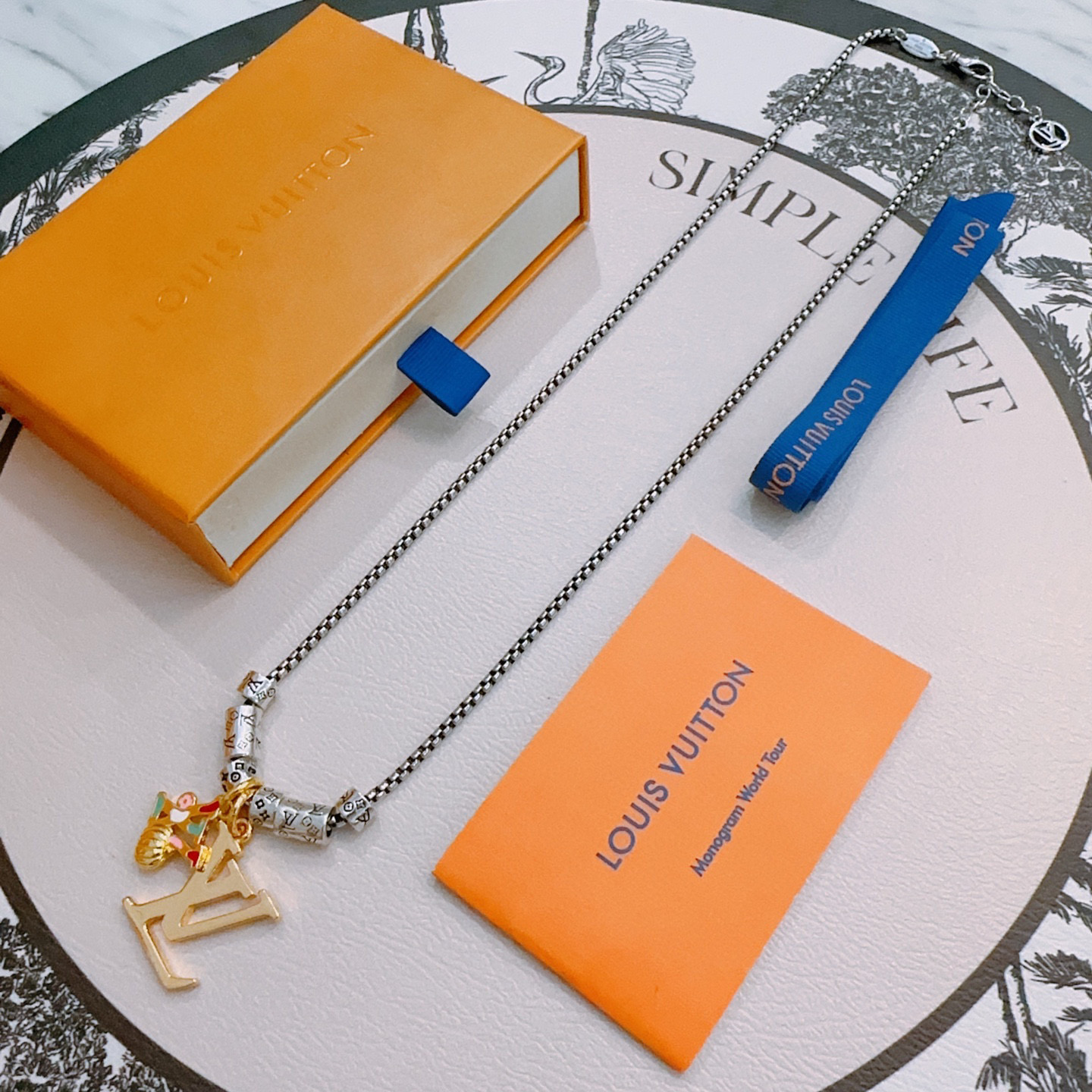 NO:533410,Louis Vuitton LV necklace original single-stock counter new model retro trend fashion essentials can be worn by both men and women Couple style Rock Punk Tsing silver style Retro elements Trendy versatile official website The latest style necklace chain is higher in grade Star classic necklace series retro silver necklace Chain length 60 cm can be changed length Details are used for the version to be used for the old version Non-market glossy style This model has been released. The best selling model in LV is very easy to match with trendy clothes, jewelry boutique, louis vuitton, louis vuitton, necklace19860909路易威登 LV项链原单货专柜新款开模复古潮流时尚必备 男女均可佩戴 情侣款同款 摇滚朋克泰银风格 复古元素 潮流百搭 官网同款项链最新款链条档次更高明星经典款项链系列复古银项链 链长60厘米可改长度 细节对版做旧处理 非市面亮面版型 这款一直在出 LV里面热卖款 非常好搭配潮流衣服,饰品精品,louis vuitton,louis vuitton,necklace,Jewelry