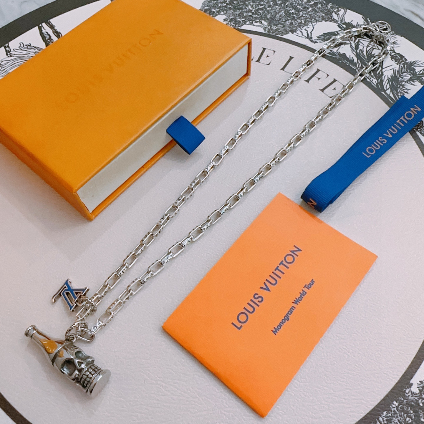 NO:533416,Louis Vuitton LV necklace original single-stock counter new model retro trend fashion essentials can be worn by both men and women Couple style Rock Punk Tsing silver style Retro elements Trendy versatile official website The latest style necklace chain is higher in grade Star classic necklace series retro silver necklace Chain length 60 cm can be changed length Details are used for the version to be used for the old version Non-market glossy style This model has been released. The best selling model in LV is very easy to match with trendy clothes, jewelry boutique, louis vuitton, louis vuitton, necklace19860909路易威登 LV项链原单货专柜新款开模复古潮流时尚必备 男女均可佩戴 情侣款同款 摇滚朋克泰银风格 复古元素 潮流百搭 官网同款项链最新款链条档次更高明星经典款项链系列复古银项链 链长60厘米可改长度 细节对版做旧处理 非市面亮面版型 这款一直在出 LV里面热卖款 非常好搭配潮流衣服,饰品精品,louis vuitton,louis vuitton,necklace,Jewelry