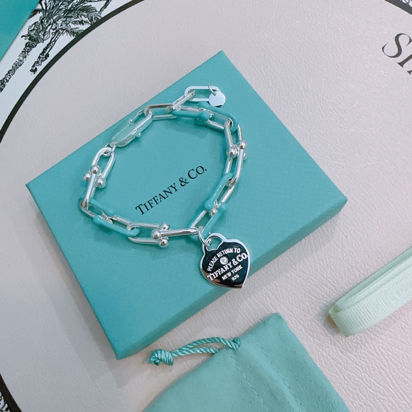 NO:533411,New Franc Tiffany Bracelet TIFFNY&CO. Counter Seiko Silver Version The same style as the stars, retro and old style, original reproduction, purely handmade, authentic model opening trendy and fashion essentials, both men and women can wear, couple style, rock punk silver style, trendy and versatile, same style on the official website, fine jewelry, tiffany, bracelet19860909新款法郎蒂芙尼手链 TIFFNY&CO. 专柜精工银版本明星同款 复古做旧风 原版复刻 纯手工打造 ～正品开模潮流时尚必备 男女均可佩戴 情侣款同款 摇滚朋克银风格 潮流百搭 官网同款,饰品精品,tiffany,bracelet,Jewelry