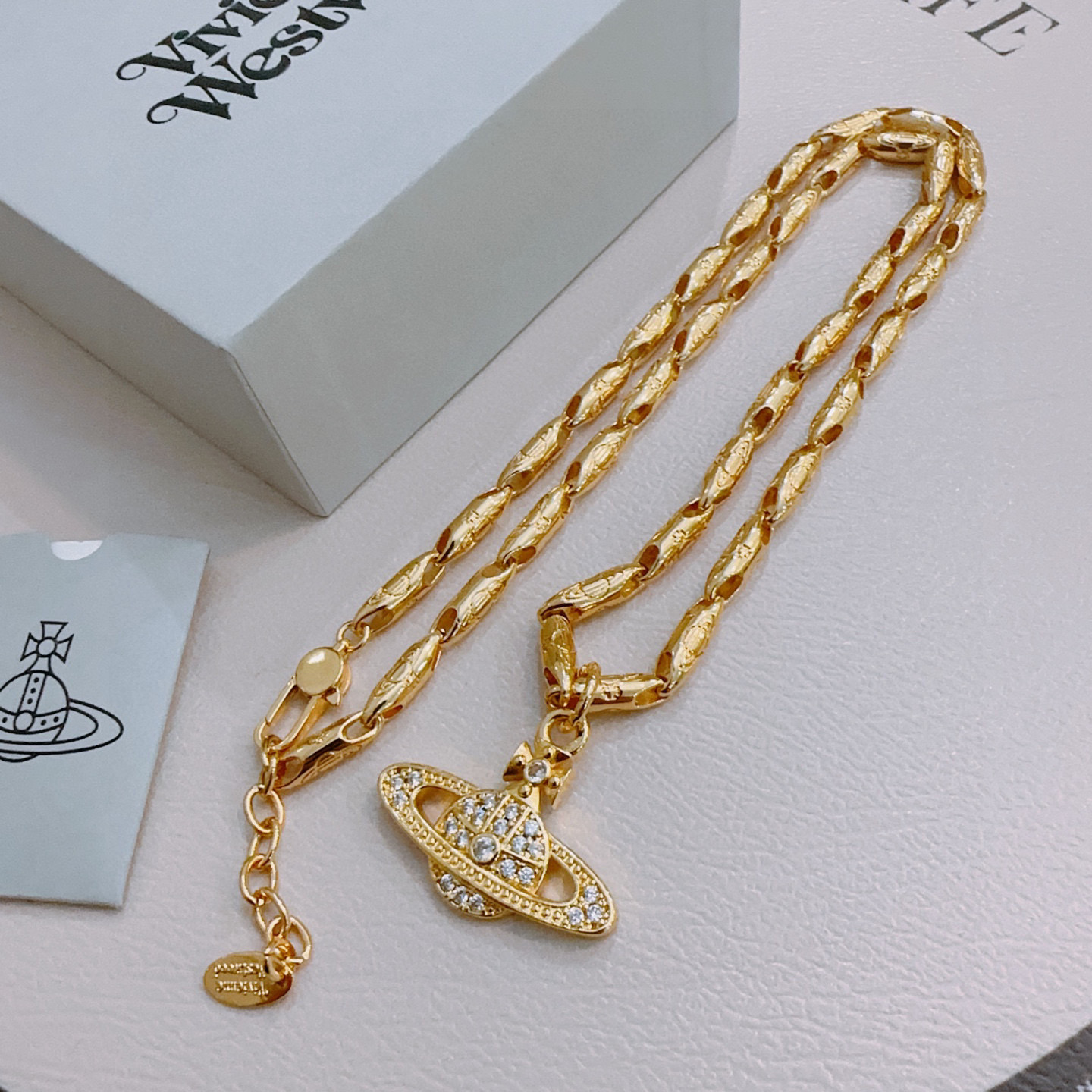 NO:533406,High-quality classic Saturn necklace for men and women (60cm) necklace vivienne westwood Queen Mother Saturn necklace!  British fashion designer, mother of punk in fashion!  Fashionable and trendy style, powerful quality, super beautiful design!  The simple and elegant embroidery logo is exquisite. There is no need to worry about not looking good because of the new design of classic elements!  The perfect choice for gifts, fully showing the personality style. The quality is very high, and the whole jewelry gives people a big brand aura and is very exquisite. It improves the level of the whole person for several levels. It is definitely worth buying, jewelry quality, necklace19860909高品质经典大土星项链男女同款（60cm） 项链vivienne westwood西太后土星项链！英国时装设计师,时装的朋克之母！时尚潮流风格,品质强大,超美的设计！简约大气刺绣Logo精致这个款不用担心不好看,因为经典的元素洋气的新设计！赠礼的完美之选,充分展现个性风范.品质非常整个首饰给人大牌气场的同时又非常精致,让整个人的层次提升好几个level绝对值得入手,饰品精品,necklace,Jewelry