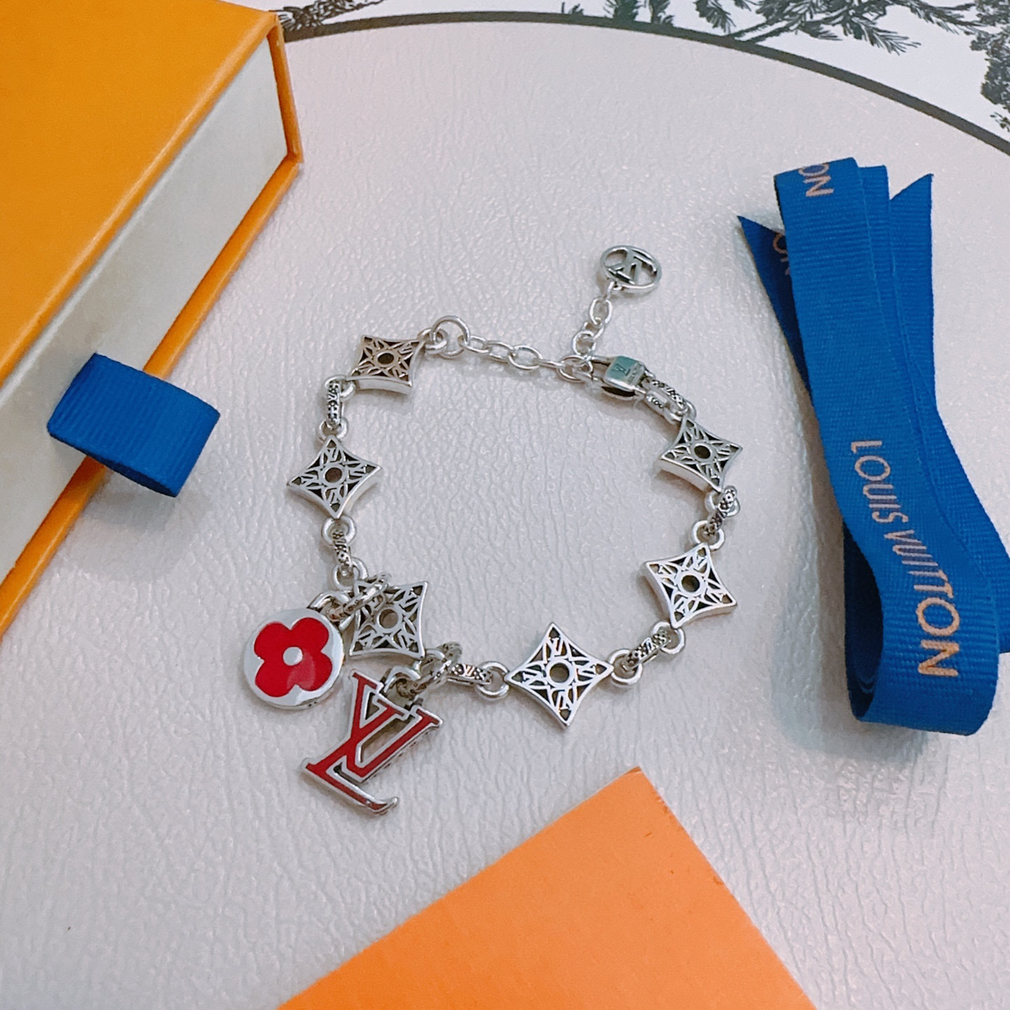 NO:533418,High-quality Louis Vuitton LV bracelet original single-stock counter new model retro trend fashion essentials can be worn by both men and women Couple style Rock Punk Tsing silver style Retro elements Trendy versatile official website The latest necklace chain is higher in the chain grade Star classic bracelet Cuban chain series retro silver bracelet Chain length 22cm20cm18cm can be changed length Details are used for the version to be used for the old version Non-market glossy version This model has been released. The best selling model in LV is very easy to match with trendy clothes, jewelry boutique, louis vuitton, louis vuitton, necklace, bracelet19860909高品质路易威登LV手链原单货专柜新款开模复古潮流时尚必备 男女均可佩戴 情侣款同款 摇滚朋克泰银风格 复古元素 潮流百搭 官网同款项链最新款链条档次更高明星经典款手链古巴链系列复古银手链 链长码数22cm20cm18cm可改长度 细节对版做旧处理 非市面亮面版型 这款一直在出 LV里面热卖款 非常好搭配潮流衣服,饰品精品,louis vuitton,louis vuitton,necklace,bracelet,Jewelry