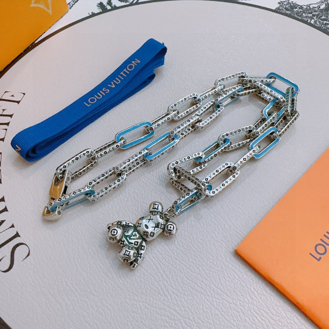 NO:543177,LV Louis Vuitton necklace original single-stock counter new model retro trend fashion essentials can be worn by both men and women, couple style same style, rock punk silver style, retro elements, trendy and versatile, official website same style necklace latest style chain higher grade, star classic necklace series retro silver necklace, chain length 55 cm can be changed length, details are used to treat the version, non-market glossy style, this model has been released, the best selling model in LV, very easy to match with trendy clothes, jewelry boutique, louis vuitton, louis vuitton, necklace19860909LV路易威登项链原单货专柜新款开模复古潮流时尚必备 男女均可佩戴 情侣款同款 摇滚朋克泰银风格 复古元素 潮流百搭 官网同款项链最新款链条档次更高明星经典款项链系列复古银项链 链长55厘米可改长度 细节对版做旧处理 非市面亮面版型 这款一直在出 LV里面热卖款 非常好搭配潮流衣服,饰品精品,louis vuitton,louis vuitton,necklace,Jewelry