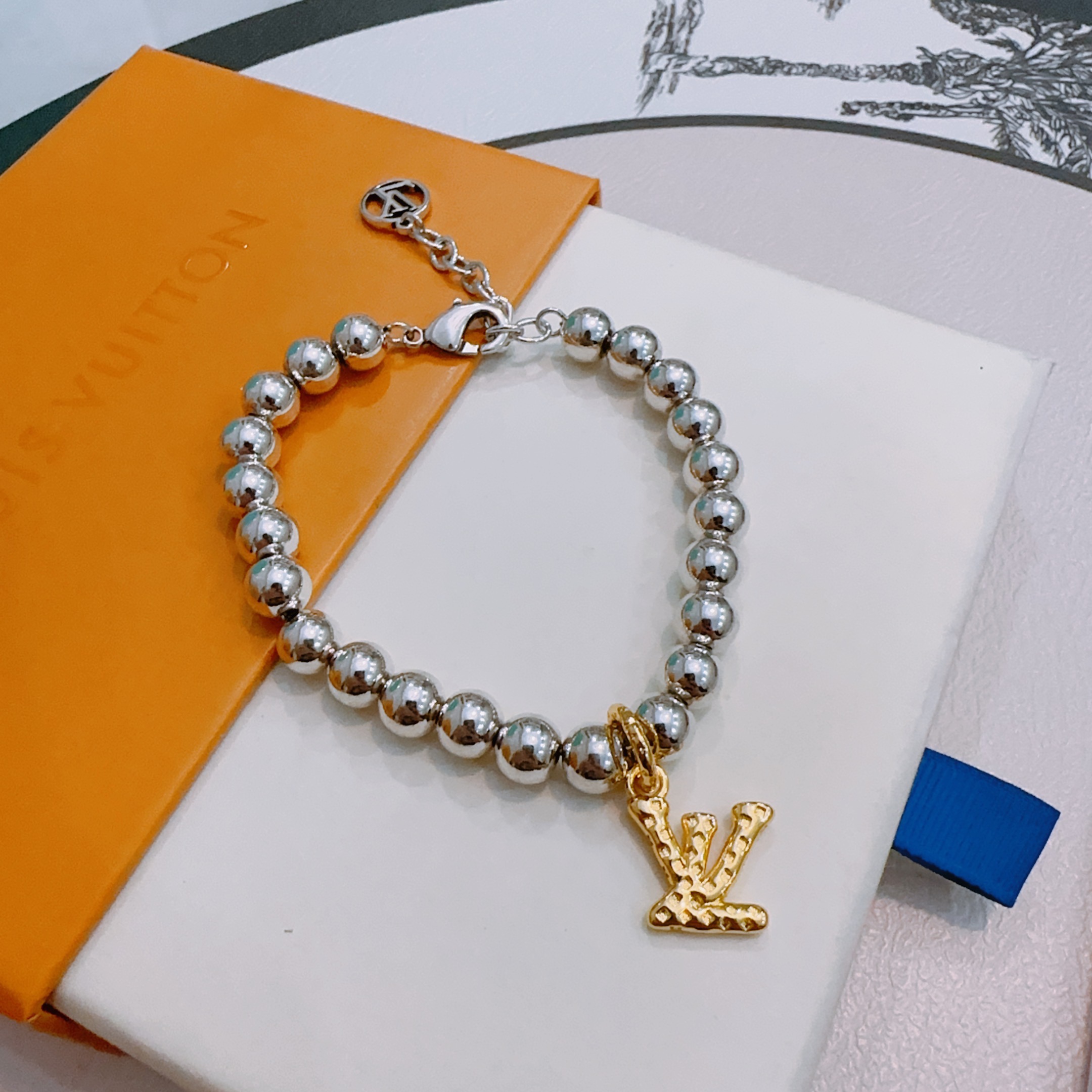 NO:543163,High-quality Louis Vuitton LV bracelet original single-stock counter new model retro trend fashion essentials can be worn by both men and women Couple style Rock Punk Tsing silver style Retro elements Trendy versatile official website The latest necklace chain is higher in the chain grade Star classic bracelet Cuban chain series retro silver bracelet Chain length 22cm20cm18cm can be changed length Details are used for the version to be used for the old version Non-market glossy version This model has been released. The best selling model in LV is very easy to match with trendy clothes, jewelry boutique, louis vuitton, louis vuitton, necklace, bracelet19860909高品质路易威登LV手链原单货专柜新款开模复古潮流时尚必备 男女均可佩戴 情侣款同款 摇滚朋克泰银风格 复古元素 潮流百搭 官网同款项链最新款链条档次更高明星经典款手链古巴链系列复古银手链 链长码数22cm20cm18cm可改长度 细节对版做旧处理 非市面亮面版型 这款一直在出 LV里面热卖款 非常好搭配潮流衣服,饰品精品,louis vuitton,louis vuitton,necklace,bracelet,Jewelry