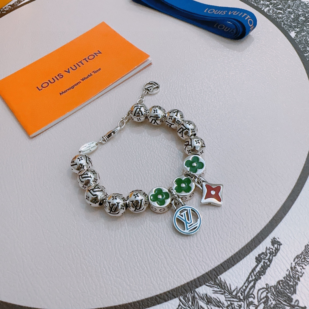 NO:543179,High-quality Louis Vuitton LV bracelet original single-stock counter new model retro trend fashion essentials can be worn by both men and women Couple style Rock Punk Tsing silver style Retro elements Trendy versatile official website The latest necklace chain is higher in the chain grade Star classic bracelet Cuban chain series retro silver bracelet Chain length 22cm20cm18cm can be changed length Details are used for the version to be used for the old version Non-market glossy version This model has been released. The best selling model in LV is very easy to match with trendy clothes, jewelry boutique, louis vuitton, louis vuitton, necklace, bracelet19860909高品质路易威登LV手链原单货专柜新款开模复古潮流时尚必备 男女均可佩戴 情侣款同款 摇滚朋克泰银风格 复古元素 潮流百搭 官网同款项链最新款链条档次更高明星经典款手链古巴链系列复古银手链 链长码数22cm20cm18cm可改长度 细节对版做旧处理 非市面亮面版型 这款一直在出 LV里面热卖款 非常好搭配潮流衣服,饰品精品,louis vuitton,louis vuitton,necklace,bracelet,Jewelry