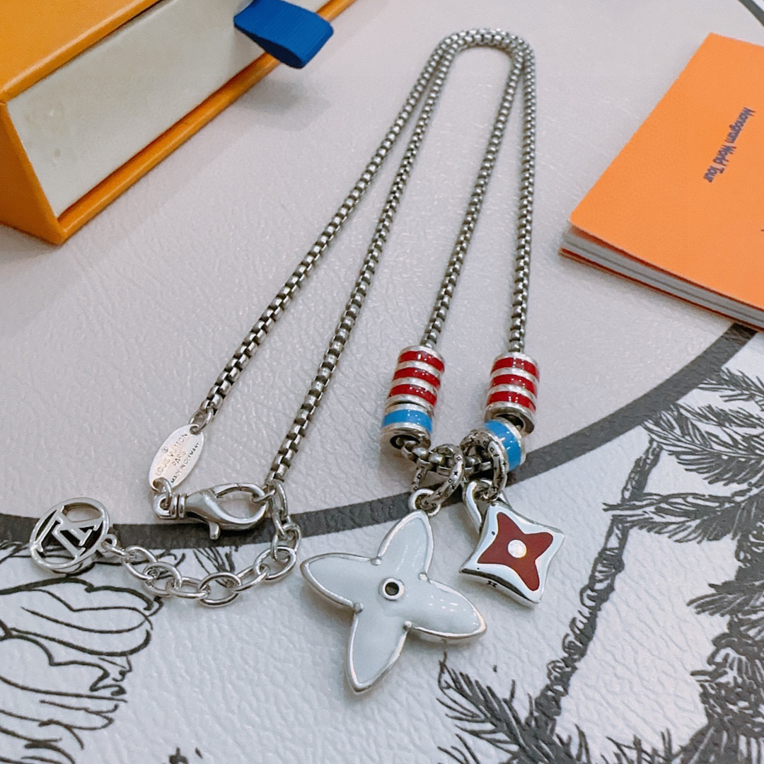 NO:543182,Louis Vuitton LV necklace original single goods counter new open mold retro trendy fashion must-have. Can be worn by both men and women. The same style for couples. Rock punk Thai silver style. Retro elements. Trendy and versatile. The latest chain of the same necklace on the official website is higher grade. Star classic necklace series retro silver necklace. The chain length is 60 cm and the length can be changed. The details are distressed. Non-market glossy version. This has been on the market. This is a hot-selling model in LV. It goes well with trendy clothes, jewelry boutiques, louis vuitton, louis  vuitton,necklace19860909路易威登 LV项链原单货专柜新款开模复古潮流时尚必备 男女均可佩戴 情侣款同款 摇滚朋克泰银风格 复古元素 潮流百搭 官网同款项链最新款链条档次更高明星经典款项链系列复古银项链 链长60厘米可改长度 细节对版做旧处理 非市面亮面版型 这款一直在出 LV里面热卖款 非常好搭配潮流衣服,饰品精品,louis vuitton,louis vuitton,necklace,Jewelry