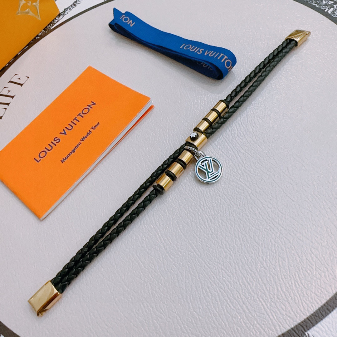 NO:543128,High-quality LV Louis Vuitton cowhide bracelet bracelet original single-stock counter new model open retro trend fashion essentials can be worn by both men and women Couple style Rock Punk Tsing silver style Retro elements blue low-key luxury trendy versatile official website The latest bracelet style chain higher grade Celebrity classic bracelet series retro details Aging treatment Non-market glossy version Length 22cm adjustable and changeable This model has been released. Hot models in LV are very easy to match with trendy clothes, jewelry boutique, louis vuitton, louis vuitton, bracelet, bracelet, cowhide19860909高品质LV路易威登牛皮手绳手链原单货专柜新款开模复古潮流时尚必备 男女均可佩戴 情侣款同款 摇滚朋克泰银风格 复古元素蓝色低调奢华 潮流百搭 官网同款手镯最新款链条档次更高明星经典款手绳系列复古 细节对版做旧处理 非市面亮面版型  长度22cm可调节可更改 这款一直在出 LV里面热卖款 非常好搭配潮流衣服,饰品精品,louis vuitton,louis vuitton,bracelet,bracelet,cowhide,Jewelry