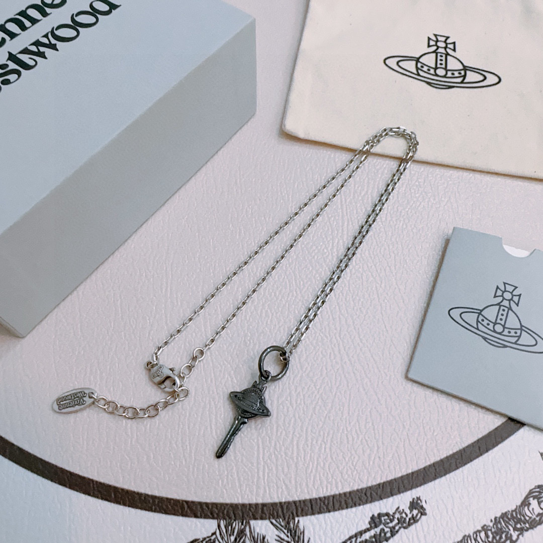 NO:543136,(45cm) High-quality classic Saturn necklace for men and women, necklace vivienne westwood Queen Mother Saturn necklace!  British fashion designer, mother of punk in fashion!  Fashionable and trendy style, powerful quality, super beautiful design!  The simple and elegant embroidery logo is exquisite. There is no need to worry about not looking good because of the new design of classic elements!  The perfect choice for gifts, fully showing the personality style. The quality is very high, and the whole jewelry gives people a big brand aura and is very exquisite. It improves the level of the whole person for several levels. It is definitely worth buying, jewelry quality, necklace19860909（45cm） 高品质经典大土星项链男女同款 项链vivienne westwood西太后土星项链！英国时装设计师,时装的朋克之母！时尚潮流风格,品质强大,超美的设计！简约大气刺绣Logo精致这个款不用担心不好看,因为经典的元素洋气的新设计！赠礼的完美之选,充分展现个性风范.品质非常整个首饰给人大牌气场的同时又非常精致,让整个人的层次提升好几个level绝对值得入手,饰品精品,necklace,Jewelry