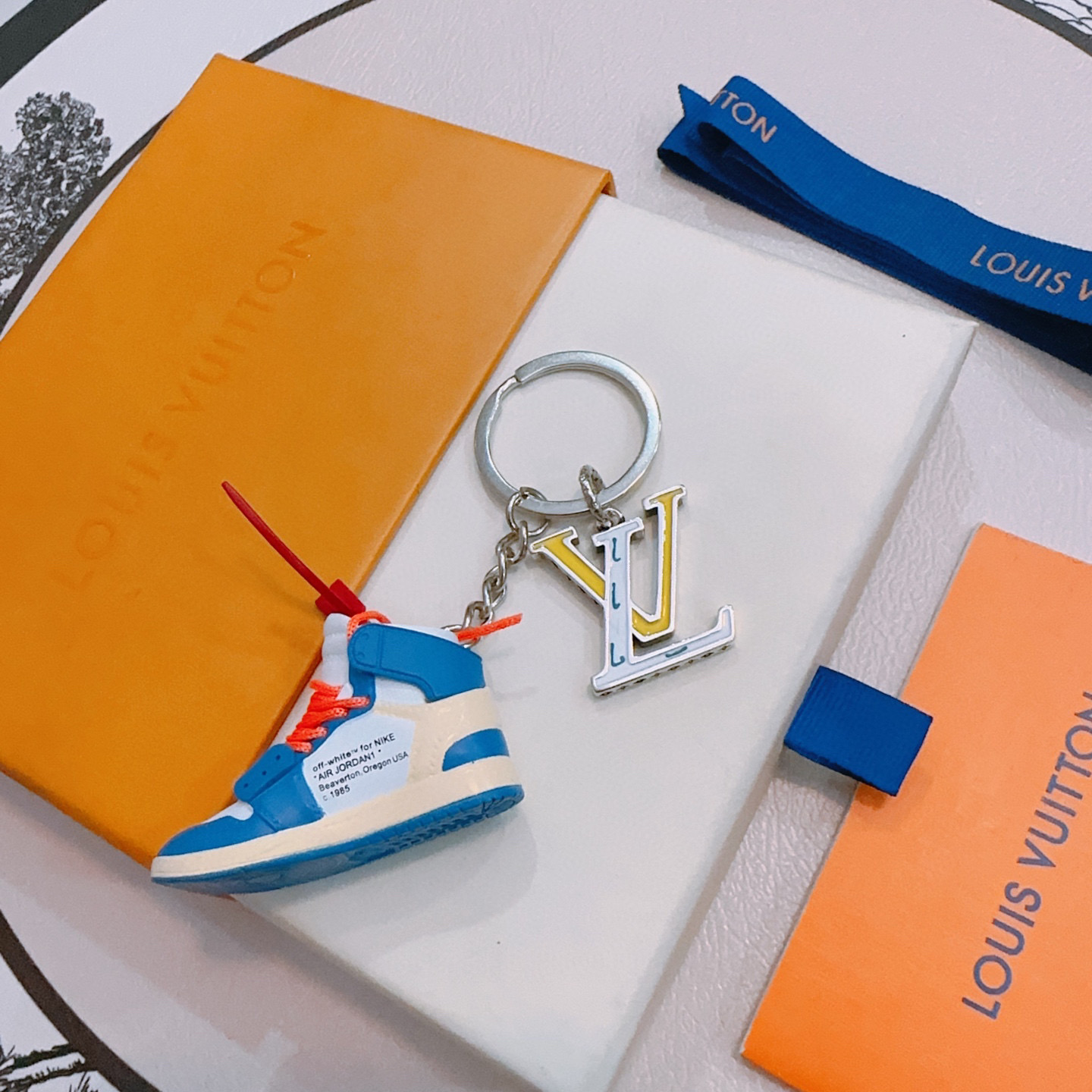 NO:543144,New products released LV keychain lv bag buckle, the latest bag hanging ornament is higher grade, the same Anger Forest series classic co-branded design concept keychain series, details are used to treat the version, non-market bright style, this model has been selling hot products in lv, very easy to match, trendy backpacks, jewelry boutique, louis vuitton, backpacks, keychain19860909新品发布LV钥匙扣 lv包包扣 最新款包包挂饰档次更高明星同款Anger Forest系列经典款联名设计理念钥匙扣系列 细节对版做旧处理 非市面亮面版型 这款一直在出 lv里面热卖款 非常好搭配 潮流背包,饰品精品,louis vuitton,backpacks,keychain,Jewelry