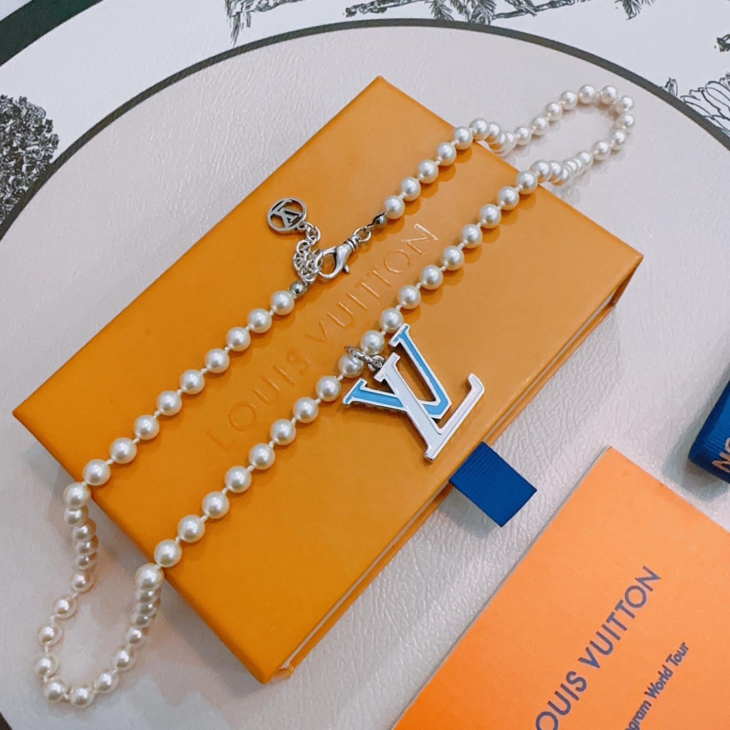 NO:556143,LV Louis Vuitton necklace original single goods counter new open mold retro trendy fashion must-have. Can be worn by both men and women. The same style for couples. Rock punk Thai silver style. Retro elements. Trendy and versatile. The same necklace from the official website. The latest chain has a higher grade. Star classic necklace series retro silver necklace. The chain length is 60 cm and the length can be changed. The details are distressed. Non-market glossy version. This model has been on the market. This is a hot-selling model in LV. It goes well with trendy clothes, jewelry boutiques, louis vuitton, louis  vuitton,necklace19860909LV路易威登项链原单货专柜新款开模复古潮流时尚必备 男女均可佩戴 情侣款同款 摇滚朋克泰银风格 复古元素 潮流百搭 官网同款项链最新款链条档次更高明星经典款项链系列复古银项链 链长60厘米可改长度 细节对版做旧处理 非市面亮面版型 这款一直在出 LV里面热卖款 非常好搭配潮流衣服,饰品精品,louis vuitton,louis vuitton,necklace,Jewelry