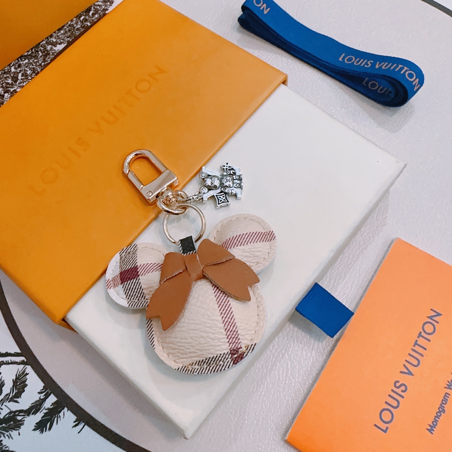 NO:556150,New product release LV keychain LV bag buckle The latest bag charms are of higher quality Stars have the same style Anger Forest series classic models co-branded design concept keychain series The details are distressed The version is not available in the market glossy version This has been coming out. The best-selling model in LV Very easy to match Trendy backpacks, jewelry boutiques, louis vuitton, backpacks, keychain19860909新品发布LV钥匙扣 lv包包扣 最新款包包挂饰档次更高明星同款Anger Forest系列经典款联名设计理念钥匙扣系列 细节对版做旧处理 非市面亮面版型 这款一直在出 lv里面热卖款 非常好搭配 潮流背包,饰品精品,louis vuitton,backpacks,keychain,Jewelry