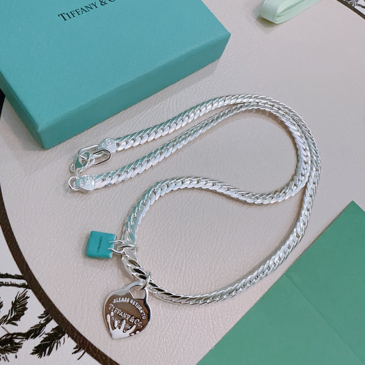 NO:556089,Tiffany & Co. Necklace TIFFNY&CO. Counter Seiko silver version, the same style as the star, retro old style, original replica, purely handmade ~ authentic mold opening, trendy and fashionable must-have, can be worn by both men and women, same style for couples, rock punk silver style, trendy and versatile, same style as the official website, boutique jewelry, tiffany, necklace19860909蒂芙尼项链 TIFFNY&CO. 专柜精工银版本明星同款 复古做旧风 原版复刻 纯手工打造 ～正品开模潮流时尚必备 男女均可佩戴 情侣款同款 摇滚朋克银风格 潮流百搭 官网同款,饰品精品,tiffany,necklace,Jewelry