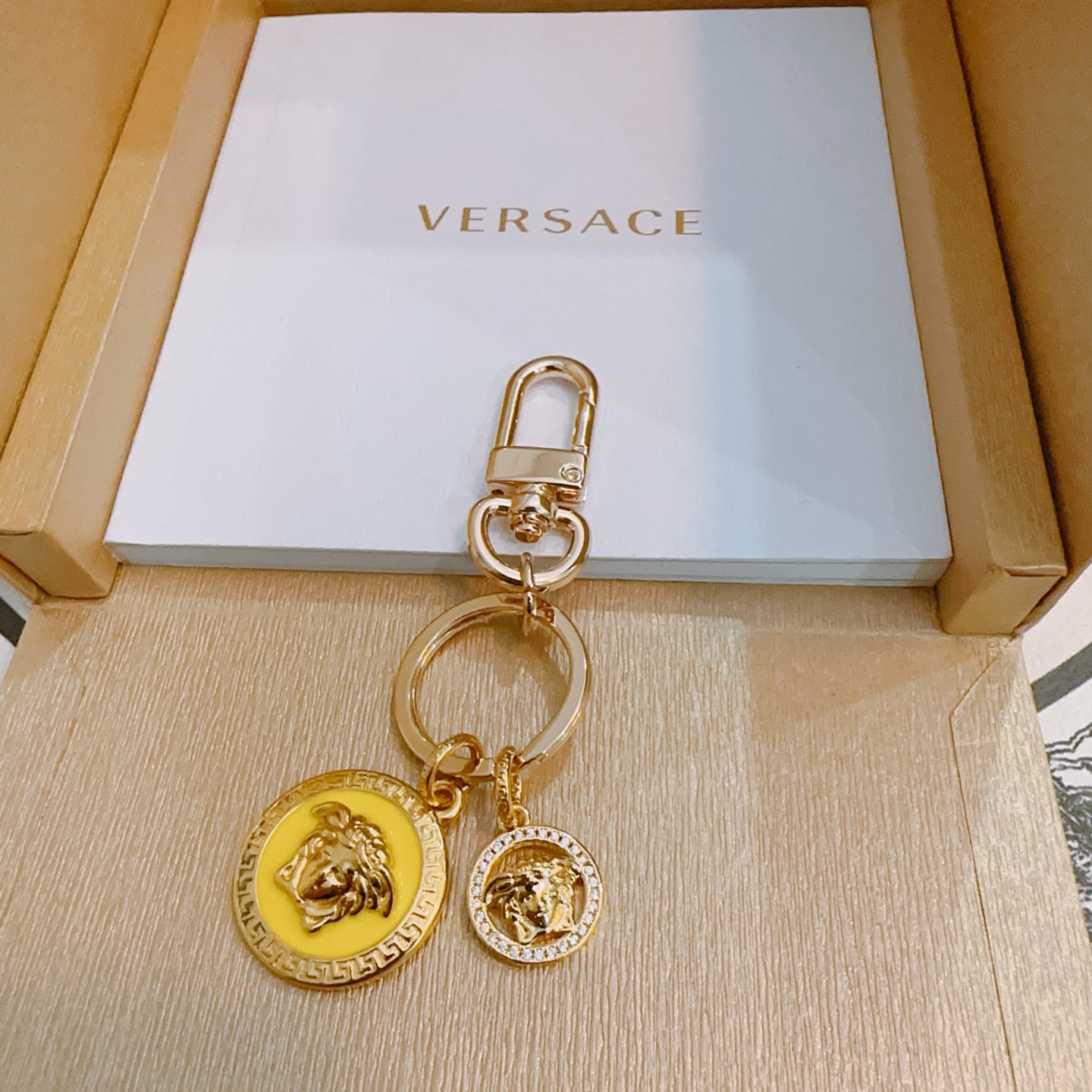 NO:556113,New product release Versace keychain bag buckle The latest bag charms are of a higher grade Stars have the same style Anger Forest series classic models co-branded design concept keychain series The details are distressed The version is not available in the market glossy version This has been out. The best-selling model in Versace Very good match with trendy backpacks, jewelry boutiques, versace, backpacks, keychain19860909新品发布范思哲钥匙扣 包包扣 最新款包包挂饰档次更高明星同款Anger Forest系列经典款联名设计理念钥匙扣系列 细节对版做旧处理 非市面亮面版型 这款一直在出 范思哲里面热卖款 非常好搭配潮流背包,饰品精品,versace,backpacks,keychain,Jewelry