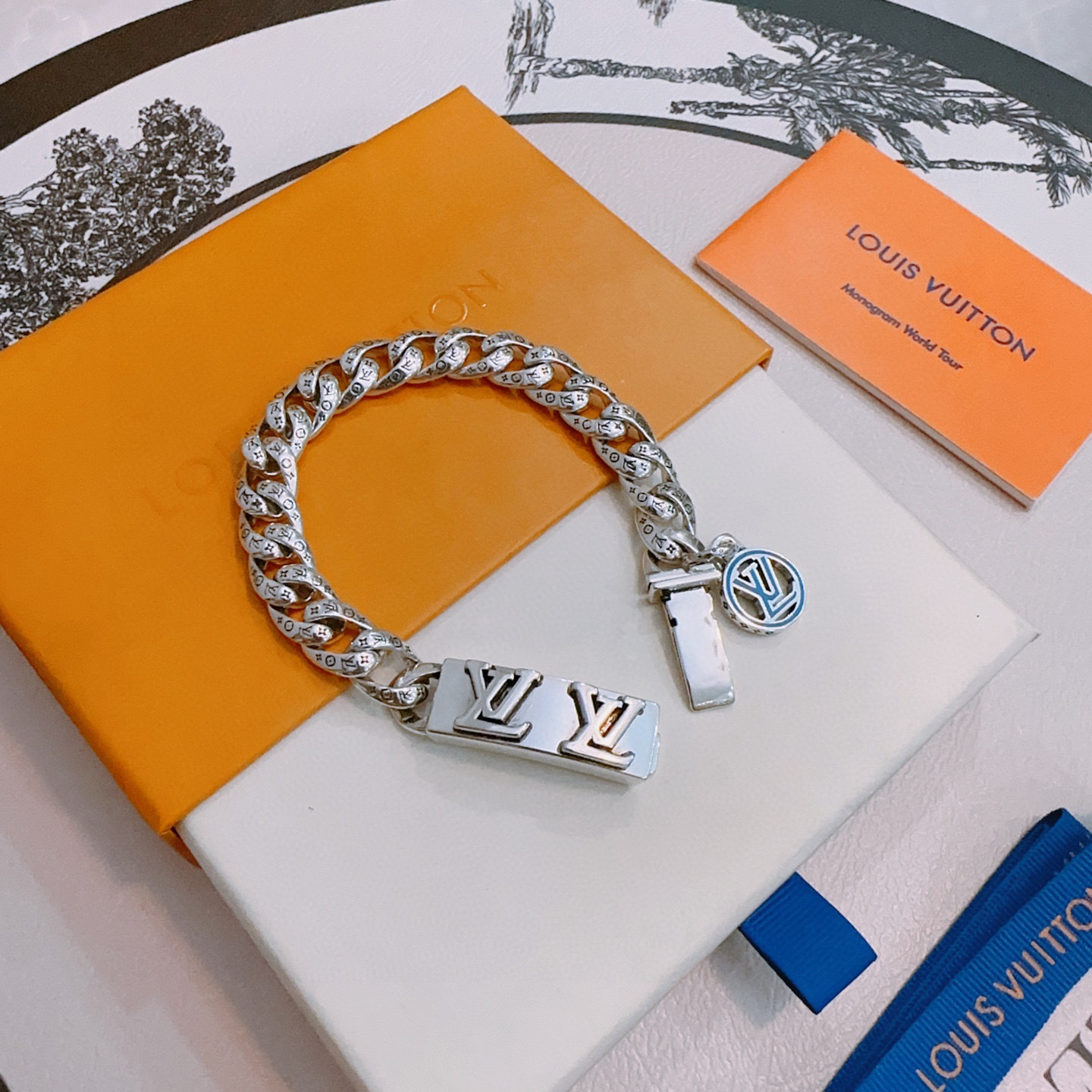 NO:556121,Genuine new high-quality Louis Vuitton original item counter new molded retro trendy fashion must-have. Can be worn by both men and women. The same style for couples. Rock punk Thai silver style. Retro elements. Trendy and versatile. The same necklace on the official website. The latest chain has a higher grade. Celebrity classic bracelet. Cuban chain series. Retro silver bracelet. The length of the chain is 22cm.  Very easy to match with trendy clothes, fine jewelry, louis vuitton, louis vuitton, necklace, bracelet19860909正品新款高品质路易威登LV手链原单货专柜新款开模复古潮流时尚必备 男女均可佩戴 情侣款同款 摇滚朋克泰银风格 复古元素 潮流百搭 官网同款项链最新款链条档次更高明星经典款手链古巴链系列复古银手链 链长码数22cm20cm18cm可改长度 细节对版做旧处理 非市面亮面版型 这款一直在出 LV里面热卖款 非常好搭配潮流衣服,饰品精品,louis vuitton,louis vuitton,necklace,bracelet,Jewelry