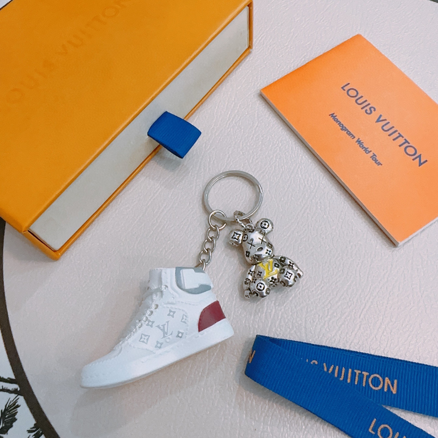 NO:556169,New product release LV keychain LV bag buckle The latest bag charms are of a higher grade Stars have the same style Anger Forest series classic models co-branded design concept keychain series The details are distressed The version is not available in the market glossy version This has been out of the LV best-selling model Very good match with trendy backpacks, jewelry boutiques, louis vuitton, backpacks, keychain19860909新品发布LV钥匙扣 lv包包扣 最新款包包挂饰档次更高明星同款Anger Forest系列经典款联名设计理念钥匙扣系列 细节对版做旧处理 非市面亮面版型 这款一直在出 lv里面热卖款 非常好搭配潮流背包,饰品精品,louis vuitton,backpacks,keychain,Jewelry