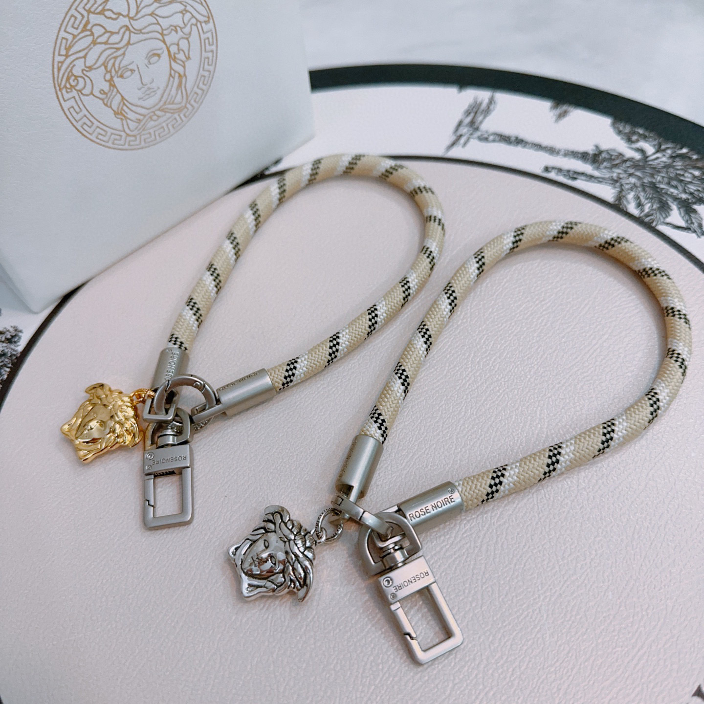 NO:556191,New product release Versace keychain bag buckle The latest bag charms are of a higher grade Stars have the same style Anger Forest series classic models co-branded design concept keychain series The details are distressed The version is not available in the market glossy version This has been out. The best-selling model in Versace Very good match with trendy backpacks, jewelry boutiques, versace, backpacks, keychain19860909新品发布范思哲钥匙扣 包包扣 最新款包包挂饰档次更高明星同款Anger Forest系列经典款联名设计理念钥匙扣系列 细节对版做旧处理 非市面亮面版型 这款一直在出 范思哲里面热卖款 非常好搭配潮流背包,饰品精品,versace,backpacks,keychain,Jewelry