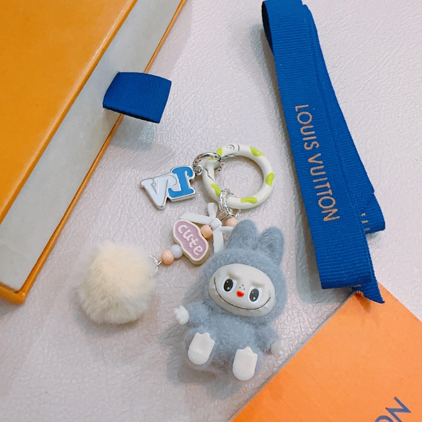 NO:556226,New Labbu LV co-branded keychain LV bag buckle The latest bag charms are of higher quality Stars have the same model Anger Forest series classic co-branded design concept keychain series The details are distressed and not available in the market Glossy version This has been on the market and is a best-selling model in LV Very good match with trendy backpacks, jewelry boutiques, louis vuitton, backpacks, keychain19860909新品拉布布LV联名钥匙扣 lv包包扣 最新款包包挂饰档次更高明星同款Anger Forest系列经典款联名设计理念钥匙扣系列 细节对版做旧处理 非市面亮面版型 这款一直在出 lv里面热卖款 非常好搭配潮流背包,饰品精品,louis vuitton,backpacks,keychain,Jewelry