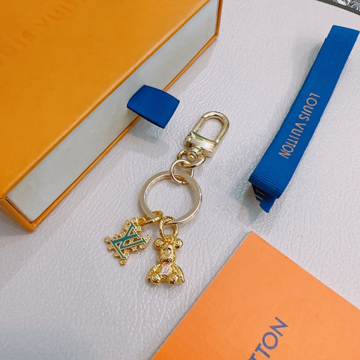 NO:555960,New product release LV keychain LV bag buckle The latest bag charms are of a higher grade Stars have the same style Anger Forest series classic models co-branded design concept keychain series The details are distressed The version is not available in the market glossy version This has been out of the LV best-selling model Very good match with trendy backpacks, jewelry boutiques, louis vuitton, backpacks, keychain19860909新品发布LV钥匙扣 lv包包扣 最新款包包挂饰档次更高明星同款Anger Forest系列经典款联名设计理念钥匙扣系列 细节对版做旧处理 非市面亮面版型 这款一直在出 lv里面热卖款 非常好搭配潮流背包,饰品精品,louis vuitton,backpacks,keychain,Jewelry