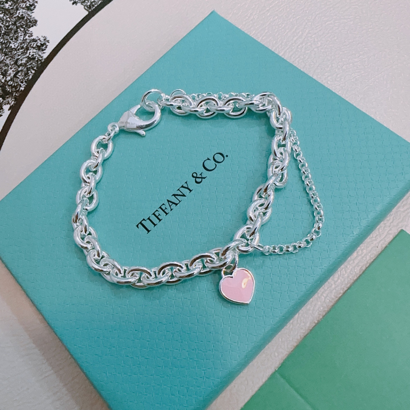 NO:555996,Authentic new Tiffany bracelet TIFFNY&CO. Counter Seiko version Multi-element agate silver style bracelet Same style as the star Retro style Original replica Purely handmade Authentic open mold fashion essentials Can be worn by both men and women Same style for couples Rock punk silver style Trendy and versatile Same style as the official website, boutique jewelry, tiffany, bracelet19860909正品新款蒂芙尼手链 TIFFNY&CO. 专柜精工版本 多元素玛瑙银风格手链 明星同款 复古做旧风 原版复刻 纯手工打造 正品开模潮流时尚必备 男女均可佩戴 情侣款同款 摇滚朋克银风格 潮流百搭 官网同款,饰品精品,tiffany,bracelet,Jewelry