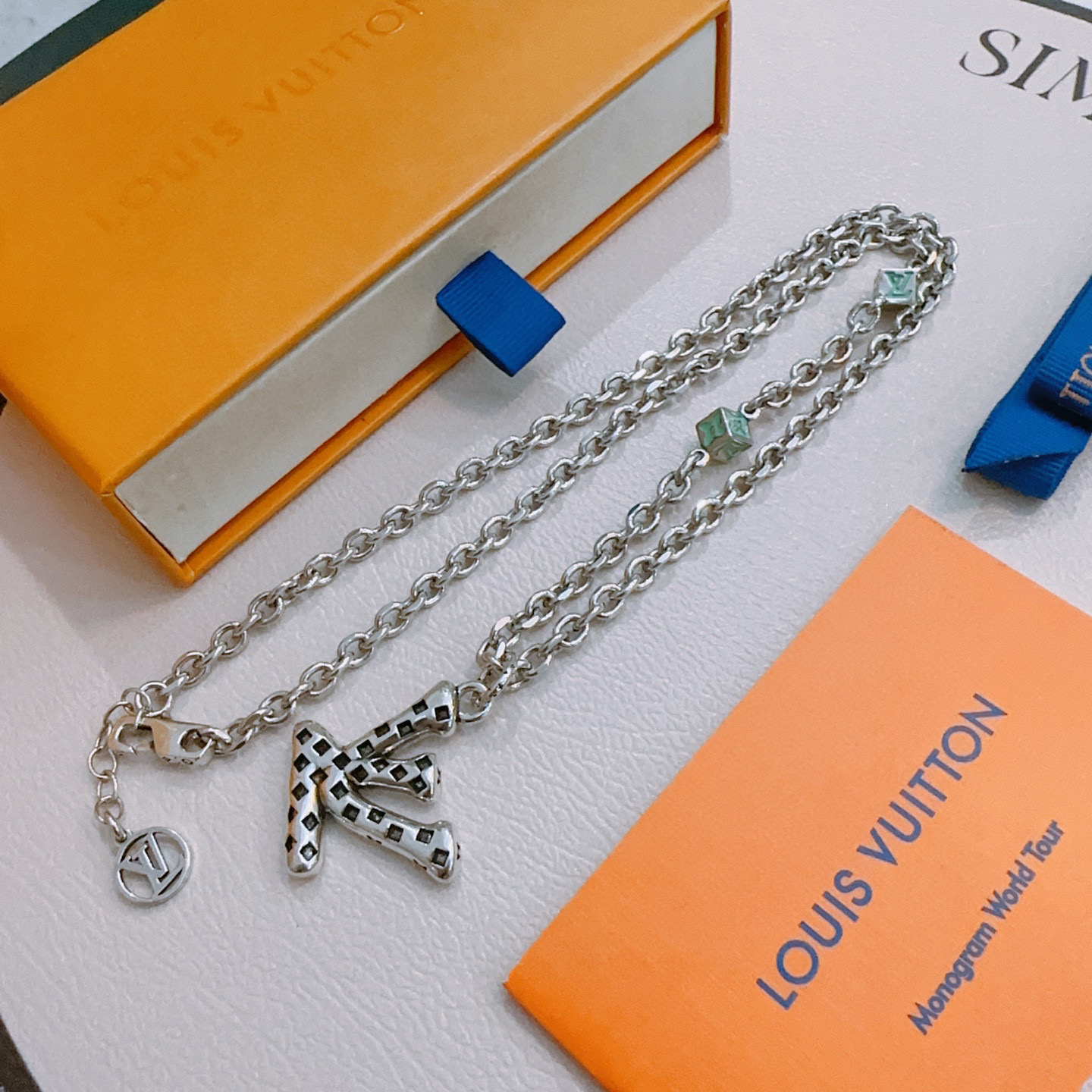 NO:555968,LV Louis Vuitton necklace original single goods counter new open mold retro trendy fashion must-have. Can be worn by both men and women. The same style for couples. Rock punk Thai silver style. Retro elements. Trendy and versatile. The same necklace from the official website. The latest chain has a higher grade. Star classic necklace series retro silver necklace. The chain length is 60 cm and the length can be changed. The details are distressed. Non-market glossy version. This model has been on the market. This is a hot-selling model in LV. It goes well with trendy clothes, jewelry boutiques, louis vuitton, louis  vuitton,necklace19860909LV路易威登项链原单货专柜新款开模复古潮流时尚必备 男女均可佩戴 情侣款同款 摇滚朋克泰银风格 复古元素 潮流百搭 官网同款项链最新款链条档次更高明星经典款项链系列复古银项链 链长60厘米可改长度 细节对版做旧处理 非市面亮面版型 这款一直在出 LV里面热卖款 非常好搭配潮流衣服,饰品精品,louis vuitton,louis vuitton,necklace,Jewelry