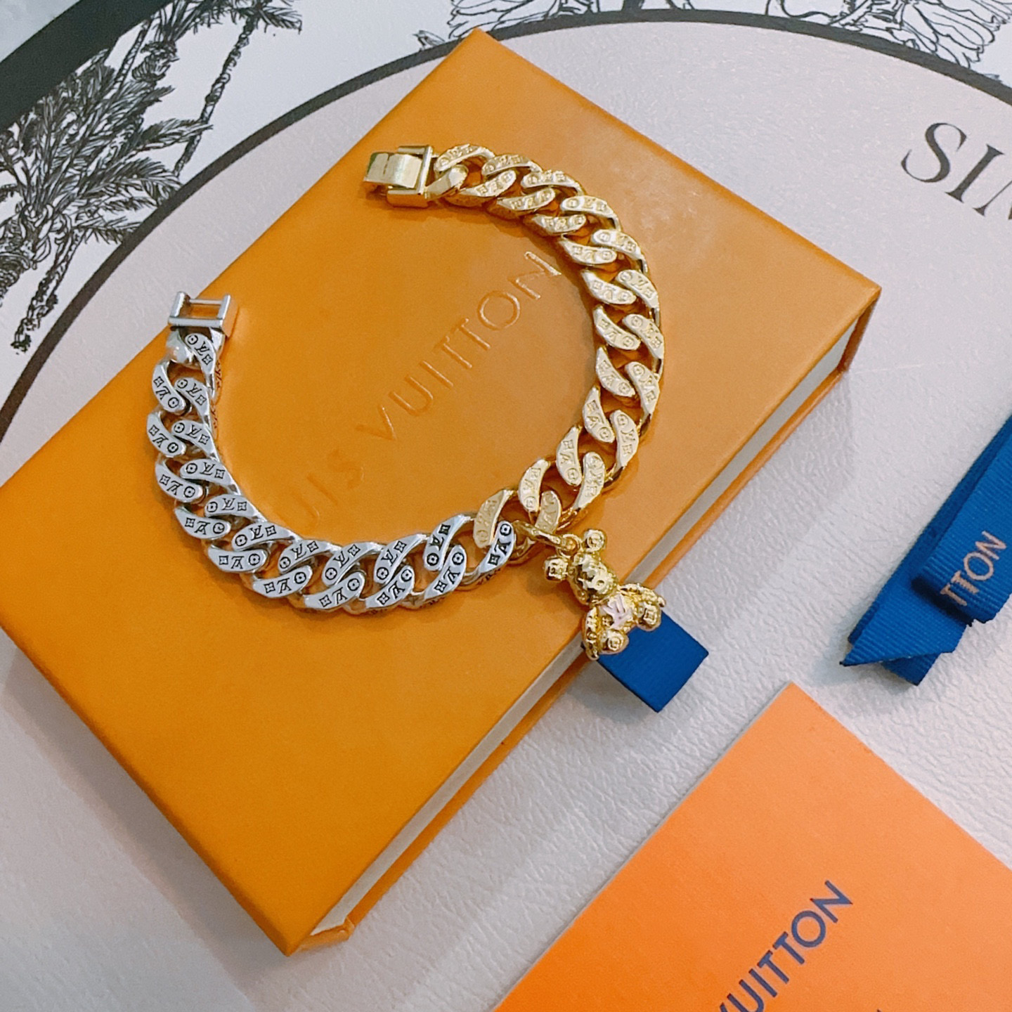 NO:555975,New high-quality Louis Vuitton LV bracelet original item counter new model open retro trendy fashion must-have. Can be worn by both men and women. Same style for couples. Rock punk Thai silver style. Retro elements. Trendy and versatile. The same necklace on the official website. The latest chain has a higher grade. Celebrity classic bracelet. Cuban chain series. Retro silver bracelet. The length of the chain is 22cm.  Very easy to match with trendy clothes, fine jewelry, louis vuitton, louis vuitton, necklace, bracelet19860909新款高品质路易威登LV手链原单货专柜新款开模复古潮流时尚必备 男女均可佩戴 情侣款同款 摇滚朋克泰银风格 复古元素 潮流百搭 官网同款项链最新款链条档次更高明星经典款手链古巴链系列复古银手链 链长码数22cm20cm18cm可改长度 细节对版做旧处理 非市面亮面版型 这款一直在出 LV里面热卖款 非常好搭配潮流衣服,饰品精品,louis vuitton,louis vuitton,necklace,bracelet,Jewelry