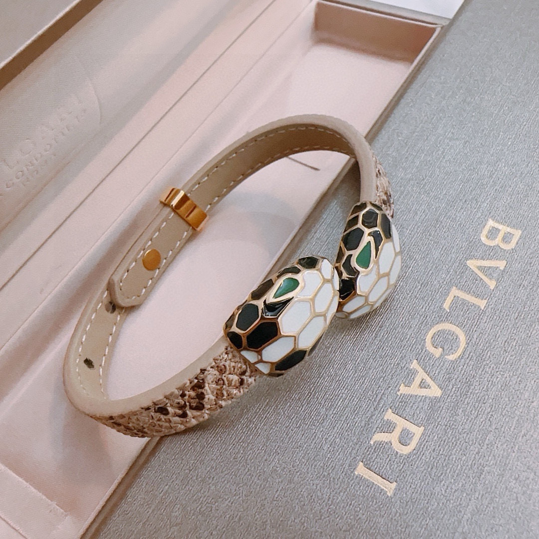 NO:556051,High-quality Bvlgari cowhide bracelet original item counter new open mold retro trendy fashion must-have. Can be worn by both men and women. The same style for couples. Rock punk Thai silver style. Retro elements. Trendy and versatile. The same cowhide latest chain from the official website. The latest chain has a higher grade. Celebrity classic necklace series retro. The details are distressed. Non-market glossy version. The size can be adjusted. This one has been released. The best-selling model in Bvlgari.  Very easy to match with trendy clothes, fine jewelry, bvlgari, necklace, bracelet, cowhide19860909高品质宝格丽牛皮手绳手链原单货专柜新款开模复古潮流时尚必备 男女均可佩戴 情侣款同款 摇滚朋克泰银风格 复古元素 潮流百搭 官网同款牛皮最新款链条档次更高明星经典款项链系列复古 细节对版做旧处理 非市面亮面版型 码数可调节 这款一直在出 宝格丽里面热卖款 非常好搭配潮流衣服,饰品精品,bvlgari,necklace,bracelet,cowhide,Jewelry