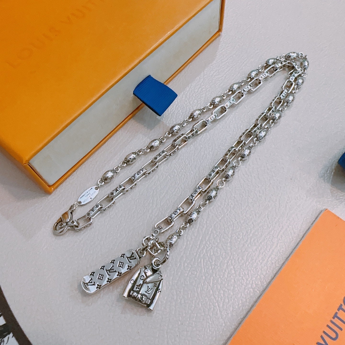 NO:556058,Louis Vuitton LV necklace original single goods counter new open mold retro trendy fashion must-have. Can be worn by both men and women. The same style for couples. Rock punk Thai silver style. Retro elements. Trendy and versatile. The latest chain of the same necklace on the official website is higher grade. Star classic necklace series retro silver necklace. The chain length is 60 cm and the length can be changed. The details are distressed. Non-market glossy version. This has been on the market. This is a hot-selling model in LV. It goes well with trendy clothes, jewelry boutiques, louis vuitton, louis  vuitton,necklace19860909路易威登 LV项链原单货专柜新款开模复古潮流时尚必备 男女均可佩戴 情侣款同款 摇滚朋克泰银风格 复古元素 潮流百搭 官网同款项链最新款链条档次更高明星经典款项链系列复古银项链 链长60厘米可改长度 细节对版做旧处理 非市面亮面版型 这款一直在出 LV里面热卖款 非常好搭配潮流衣服,饰品精品,louis vuitton,louis vuitton,necklace,Jewelry