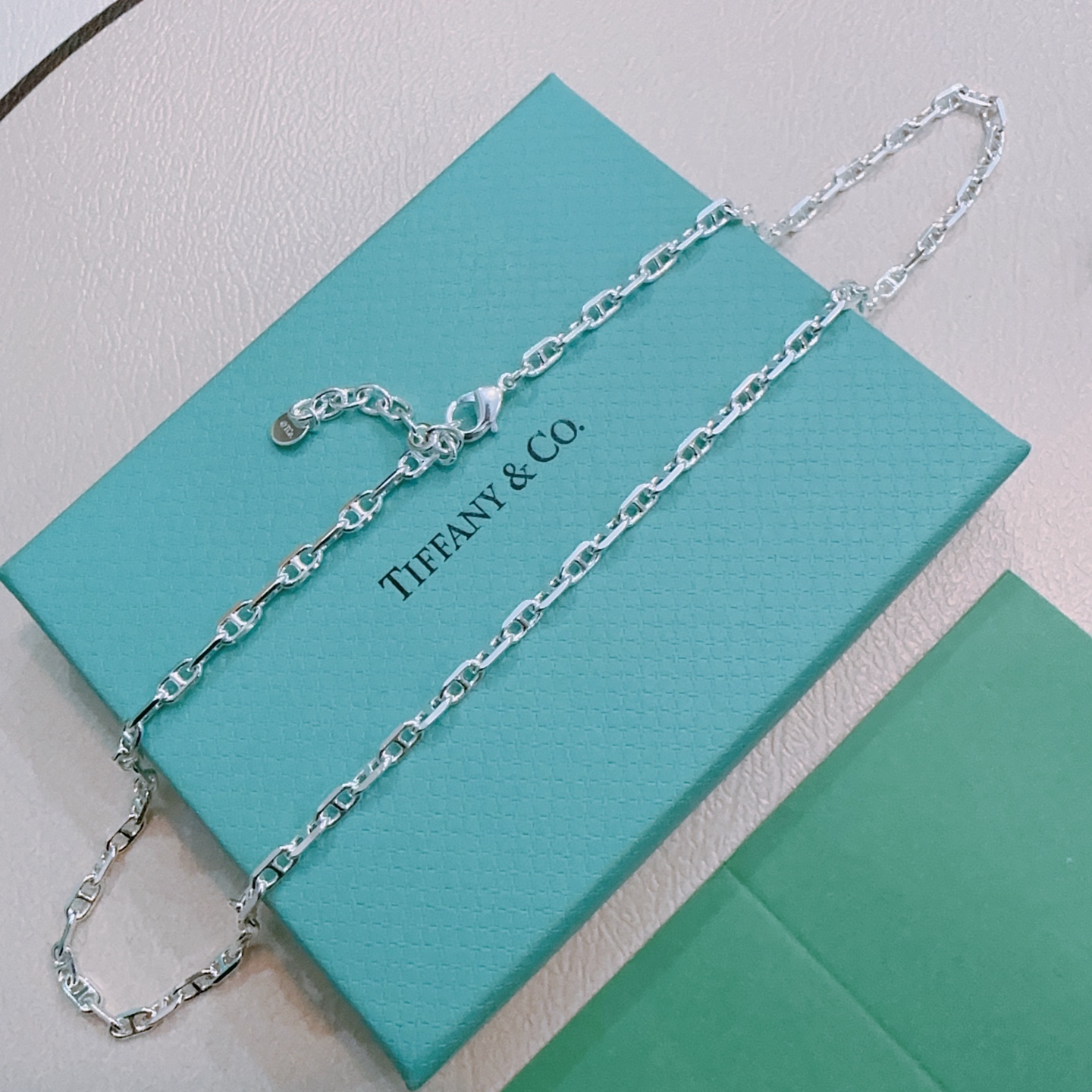 NO:556039,Authentic new Tiffany necklace TIFFNY&CO. Counter Seiko silver version Same style as the star Retro style Original replica Purely handmade Authentic mold opening trendy fashion essential Can be worn by both men and women Same style for couples Rock and punk silver style Trendy and versatile Same style as the official website, boutique jewelry, tiffany, necklace19860909正品新款蒂芙尼项链 TIFFNY&CO. 专柜精工银版本 明星同款 复古做旧风 原版复刻 纯手工打造 正品开模潮流时尚必备 男女均可佩戴 情侣款同款 摇滚朋克银风格 潮流百搭 官网同款,饰品精品,tiffany,necklace,Jewelry