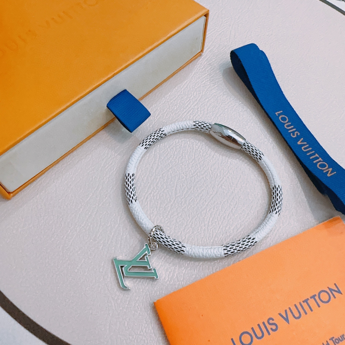 NO:557750,High-quality LV Louis Vuitton cowhide bracelet original single goods counter new open mold retro trendy fashion must-have. Can be worn by both men and women. The same style for couples. Rock punk Thai silver style. Retro elements blue low-key luxury. Trendy and versatile. The same bracelet on the official website. The latest chain has a higher grade. The star classic bracelet series is retro. The details are distressed. Not available in the market. Glossy version. This has been out. The best-selling model in LV. Very good match with trendy clothes, jewelry boutique, louis vuitton, louis  vuitton,bracelet,bracelet,cowhide19860909高品质LV路易威登牛皮手绳手链原单货专柜新款开模复古潮流时尚必备 男女均可佩戴 情侣款同款 摇滚朋克泰银风格 复古元素蓝色低调奢华 潮流百搭 官网同款手镯最新款链条档次更高明星经典款手绳系列复古 细节对版做旧处理 非市面亮面版型  这款一直在出 LV里面热卖款 非常好搭配潮流衣服,饰品精品,louis vuitton,louis vuitton,bracelet,bracelet,cowhide,Jewelry