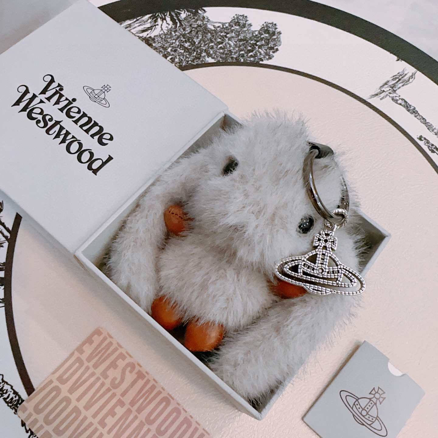 NO:557730,New product release, Queen Mother Keychain, bag buckle, the latest bag charms are of a higher grade, the same Anger Forest series classic model with celebrities, co-branded design concept keychain series, details are distressed, non-market glossy version, this one has been out, the best-selling model in Queen Mother, very good match with trendy backpacks, jewelry boutiques, backpacks, keychains19860909新品发布 西太后钥匙扣 包包扣 最新款包包挂饰档次更高明星同款Anger Forest系列经典款联名设计理念钥匙扣系列 细节对版做旧处理 非市面亮面版型 这款一直在出 西太后里面热卖款 非常好搭配潮流背包,饰品精品,backpacks,keychain,Jewelry