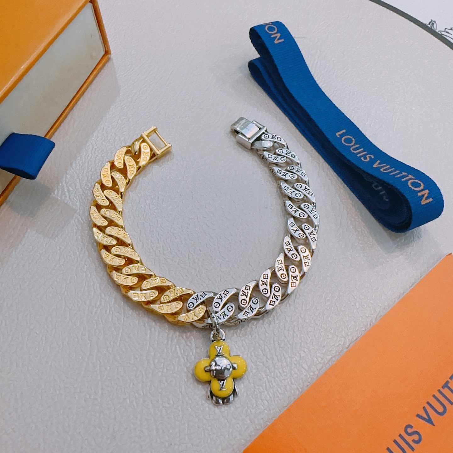 NO:557744,High-quality Louis Vuitton LV bracelet original item counter new open mold retro trendy fashion must-have. Can be worn by both men and women. The same style for couples. Rock punk Thai silver style. Retro elements. Trendy and versatile. The same necklace on the official website. The latest chain has a higher grade. Celebrity classic bracelet. Cuban chain series. Retro silver bracelet. The length of the chain is 22cm.  Very easy to match with trendy clothes, fine jewelry, louis vuitton, louis vuitton, necklace, bracelet19860909高品质路易威登LV手链原单货专柜新款开模复古潮流时尚必备 男女均可佩戴 情侣款同款 摇滚朋克泰银风格 复古元素 潮流百搭 官网同款项链最新款链条档次更高明星经典款手链古巴链系列复古银手链 链长码数22cm20cm18cm可改长度 细节对版做旧处理 非市面亮面版型 这款一直在出 LV里面热卖款 非常好搭配潮流衣服,饰品精品,louis vuitton,louis vuitton,necklace,bracelet,Jewelry