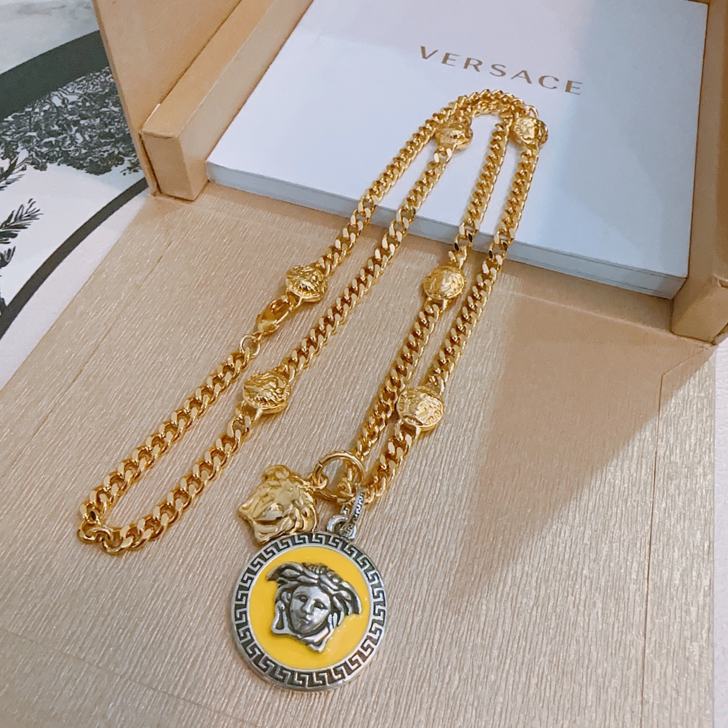 NO:557784,High-quality Versace necklace Medusa avatar original single goods counter new open mold retro trendy fashion must-have. Can be worn by both men and women. Same style for couples. Rock punk Thai silver style. Retro elements. Trendy and versatile. The same necklace from the official website. The latest chain has a higher grade. Celebrity classic necklace series retro silver necklace. The chain length is 60 cm. The length can be changed. The details are distressed. Non-market glossy version. This one has been released. The best-selling model in Versace.  Very easy to match with trendy clothes, fine jewelry, versace, necklace19860909高品质范思哲项链美杜莎头像原单货专柜新款开模复古潮流时尚必备 男女均可佩戴 情侣款同款 摇滚朋克泰银风格 复古元素 潮流百搭 官网同款项链最新款链条档次更高明星经典款项链系列复古银项链 链长60厘米可改长度 细节对版做旧处理 非市面亮面版型 这款一直在出 范思哲里面热卖款 非常好搭配潮流衣服,饰品精品,versace,necklace,Jewelry