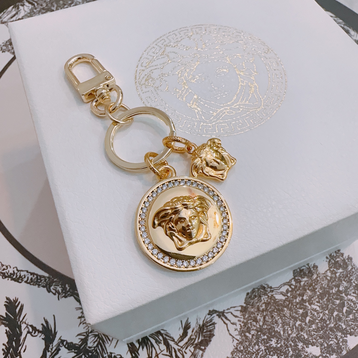 NO:557788,New product release Versace keychain bag buckle The latest bag charms are of a higher grade Stars have the same style Anger Forest series classic models co-branded design concept keychain series The details are distressed The version is not available in the market glossy version This has been out. The best-selling model in Versace Very good match with trendy backpacks, jewelry boutiques, versace, backpacks, keychain19860909新品发布范思哲钥匙扣 包包扣 最新款包包挂饰档次更高明星同款Anger Forest系列经典款联名设计理念钥匙扣系列 细节对版做旧处理 非市面亮面版型 这款一直在出 范思哲里面热卖款 非常好搭配潮流背包,饰品精品,versace,backpacks,keychain,Jewelry