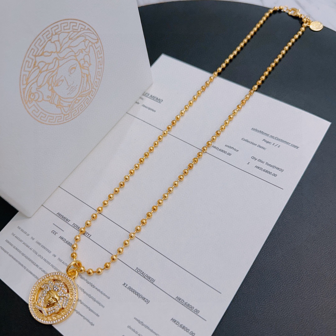 NO:558524,High-quality Versace necklace Medusa avatar original single goods counter new open mold retro trendy fashion must-have. Can be worn by both men and women. Same style for couples. Rock punk Thai silver style. Retro elements. Trendy and versatile. The same necklace from the official website. The latest chain has a higher grade. Celebrity classic necklace series retro silver necklace. The chain length is 60 cm. The length can be changed. The details are distressed. Non-market glossy version. This one has been released. The best-selling model in Versace.  Very easy to match with trendy clothes, fine jewelry, versace, necklace19860909高品质范思哲项链美杜莎头像原单货专柜新款开模复古潮流时尚必备 男女均可佩戴 情侣款同款 摇滚朋克泰银风格 复古元素 潮流百搭 官网同款项链最新款链条档次更高明星经典款项链系列复古银项链 链长60厘米可改长度 细节对版做旧处理 非市面亮面版型 这款一直在出 范思哲里面热卖款 非常好搭配潮流衣服,饰品精品,versace,necklace,Jewelry