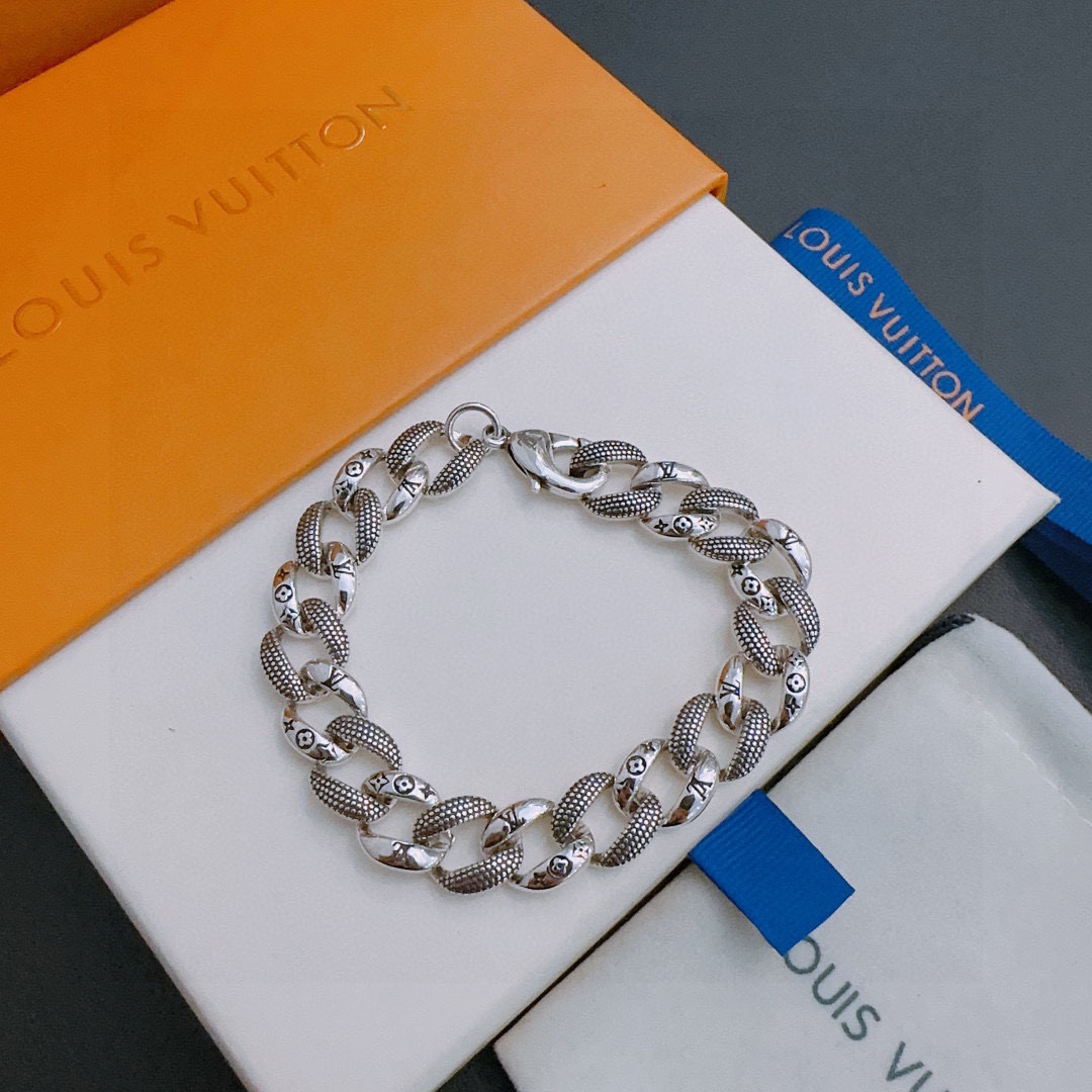 NO:558521,High-quality Louis Vuitton LV bracelet original item counter new open mold retro trendy fashion must-have. Can be worn by both men and women. The same style for couples. Rock punk Thai silver style. Retro elements. Trendy and versatile. The same necklace on the official website. The latest chain has a higher grade. Celebrity classic bracelet. Cuban chain series. Retro silver bracelet. The length of the chain is 22cm.  Very easy to match with trendy clothes, fine jewelry, louis vuitton, louis vuitton, necklace, bracelet19860909高品质路易威登LV手链原单货专柜新款开模复古潮流时尚必备 男女均可佩戴 情侣款同款 摇滚朋克泰银风格 复古元素 潮流百搭 官网同款项链最新款链条档次更高明星经典款手链古巴链系列复古银手链 链长码数22cm20cm18cm可改长度 细节对版做旧处理 非市面亮面版型 这款一直在出 LV里面热卖款 非常好搭配潮流衣服,饰品精品,louis vuitton,louis vuitton,necklace,bracelet,Jewelry